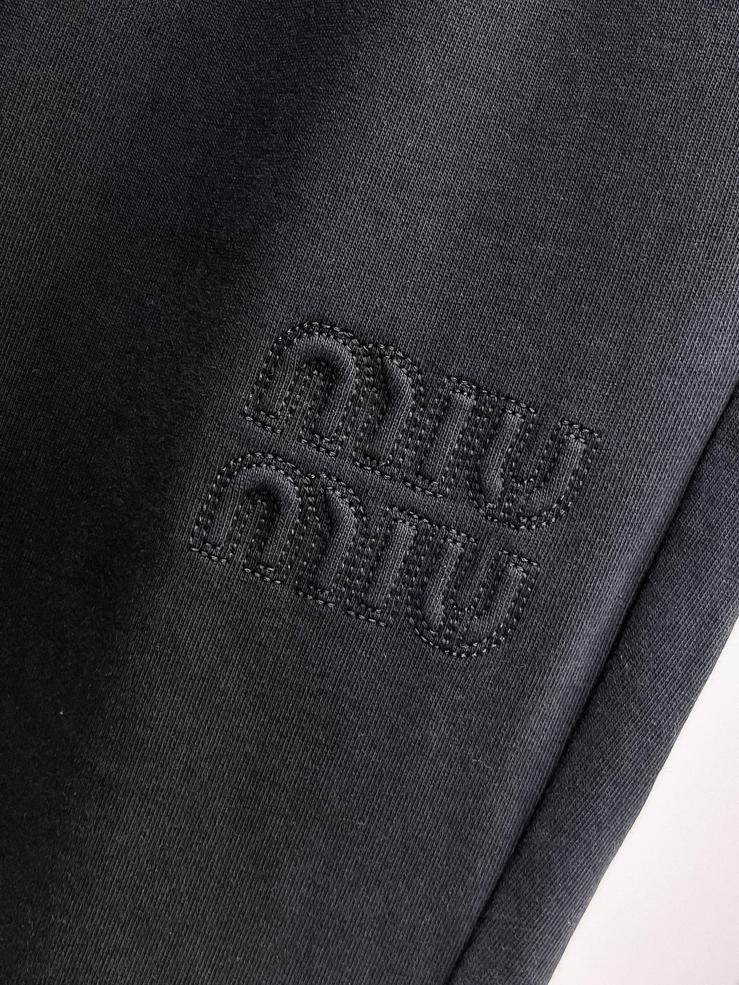 MIU 顶级货品🐮 🆕2026春夏新款休闲裤！官网同步发售。品牌经典LOGO休闲裤 ，定制面料，舒适度极