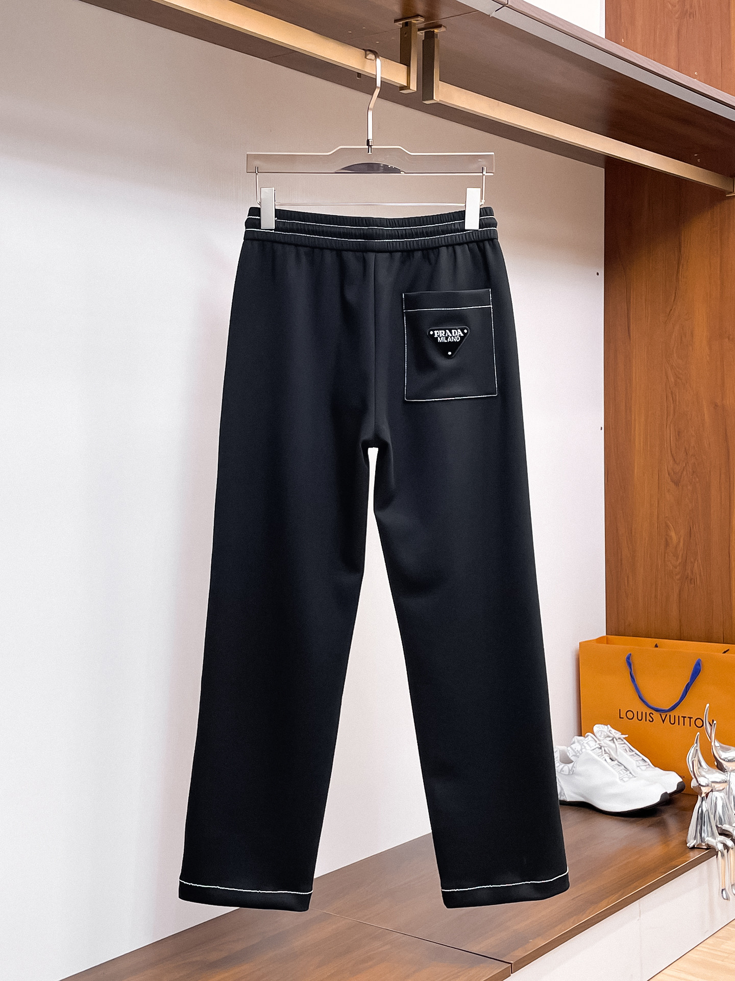 普拉达 顶级货品🐮 🆕2026春夏新款休闲裤！官网同步发售。品牌经典LOGO休闲裤 ，定制面料，舒适度极