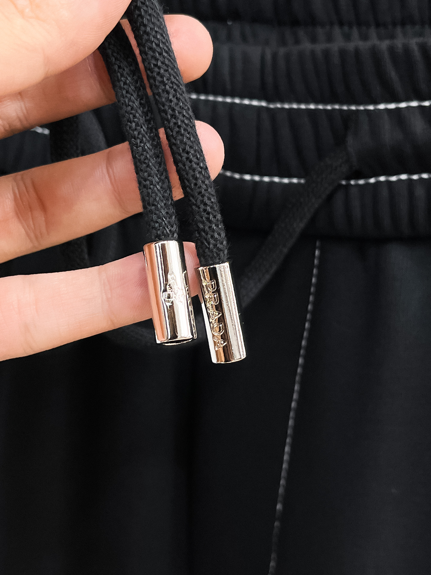 普拉达 顶级货品🐮 🆕2026春夏新款休闲裤！官网同步发售。品牌经典LOGO休闲裤 ，定制面料，舒适度极