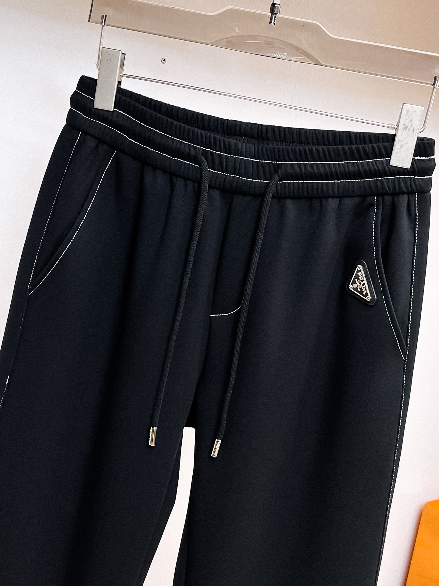 普拉达 顶级货品🐮 🆕2026春夏新款休闲裤！官网同步发售。品牌经典LOGO休闲裤 ，定制面料，舒适度极