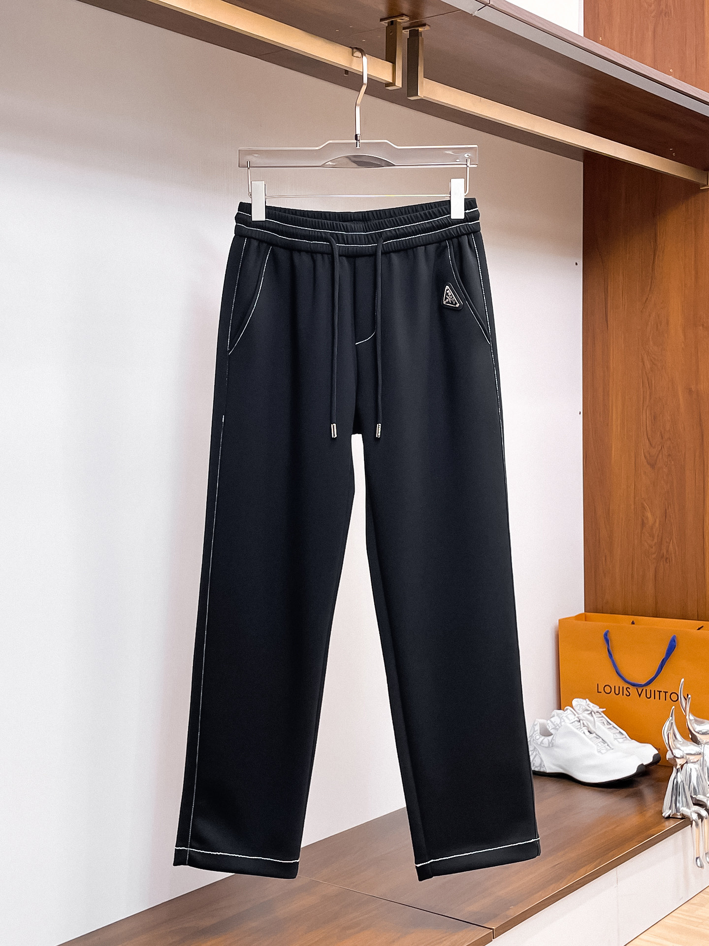 普拉达 顶级货品🐮 🆕2026春夏新款休闲裤！官网同步发售。品牌经典LOGO休闲裤 ，定制面料，舒适度极