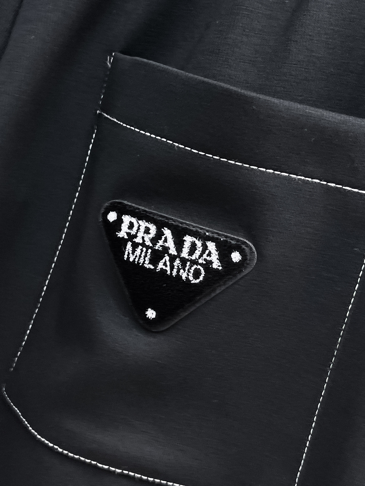 普拉达 顶级货品🐮 🆕2026春夏新款休闲裤！官网同步发售。品牌经典LOGO休闲裤 ，定制面料，舒适度极