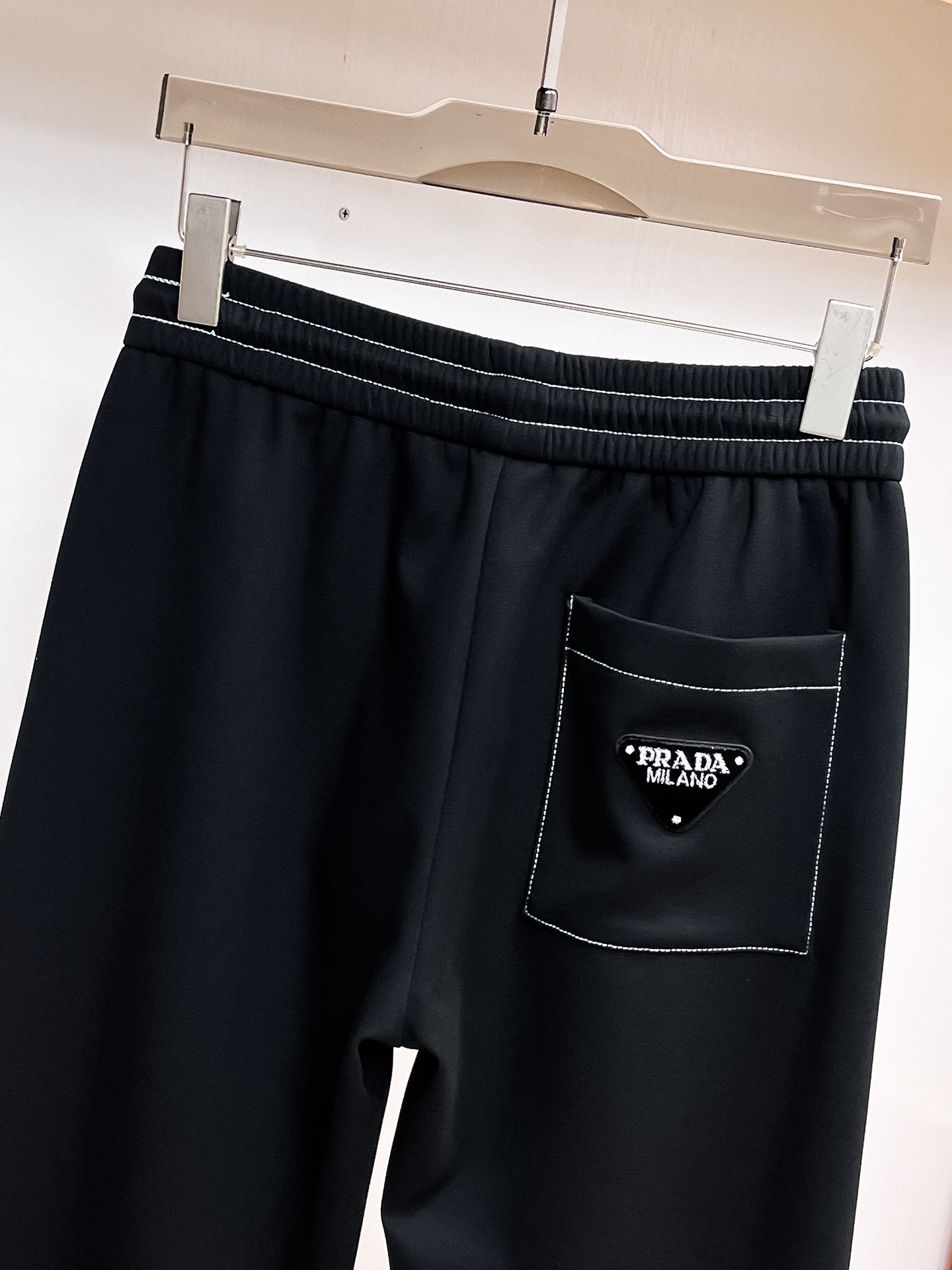 普拉达 顶级货品🐮 🆕2026春夏新款休闲裤！官网同步发售。品牌经典LOGO休闲裤 ，定制面料，舒适度极