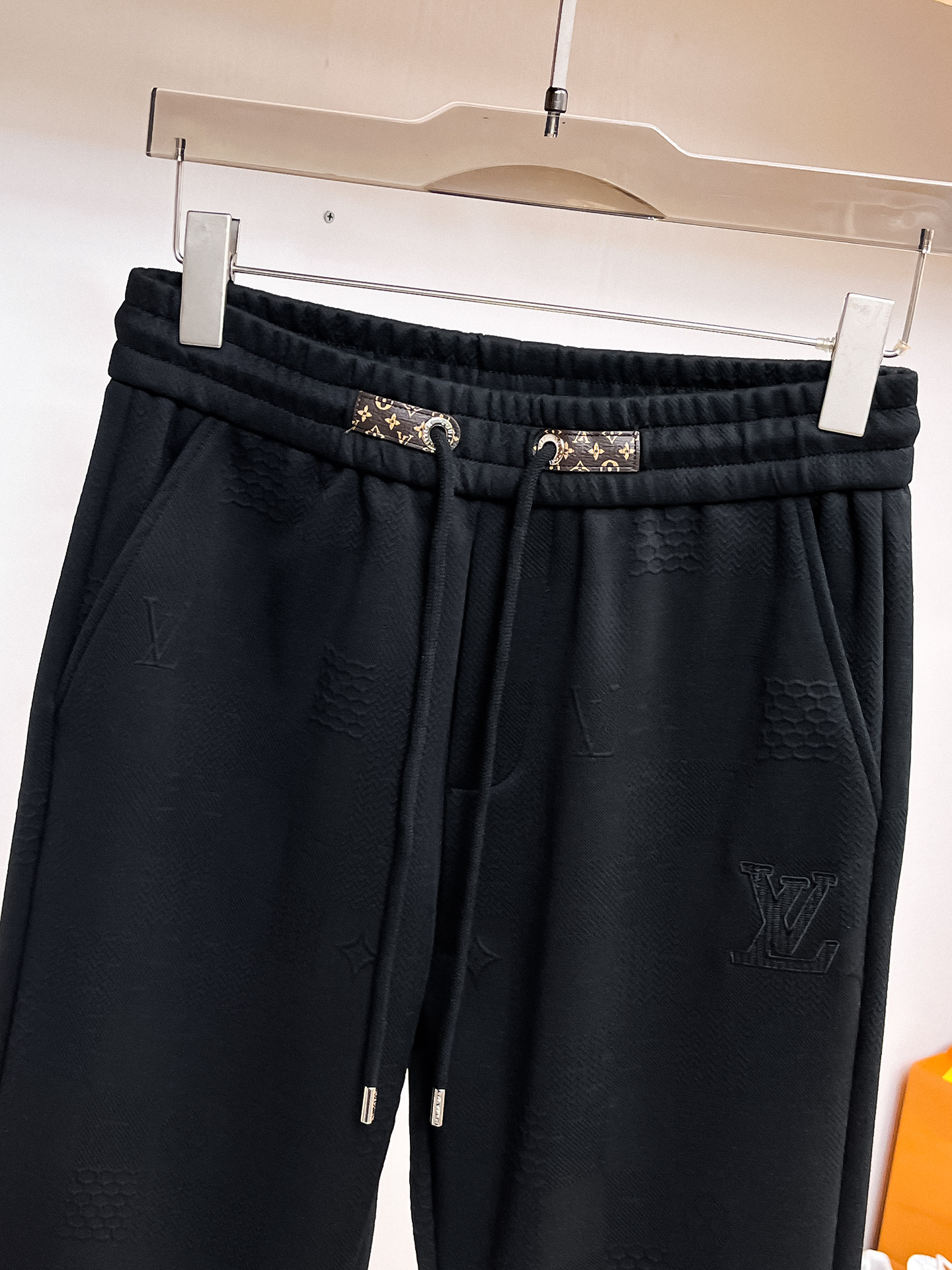 LV 顶级货品🐮 🆕2026春夏新款休闲裤！官网同步发售。品牌经典LOGO休闲裤 ，定制面料，舒适度极好