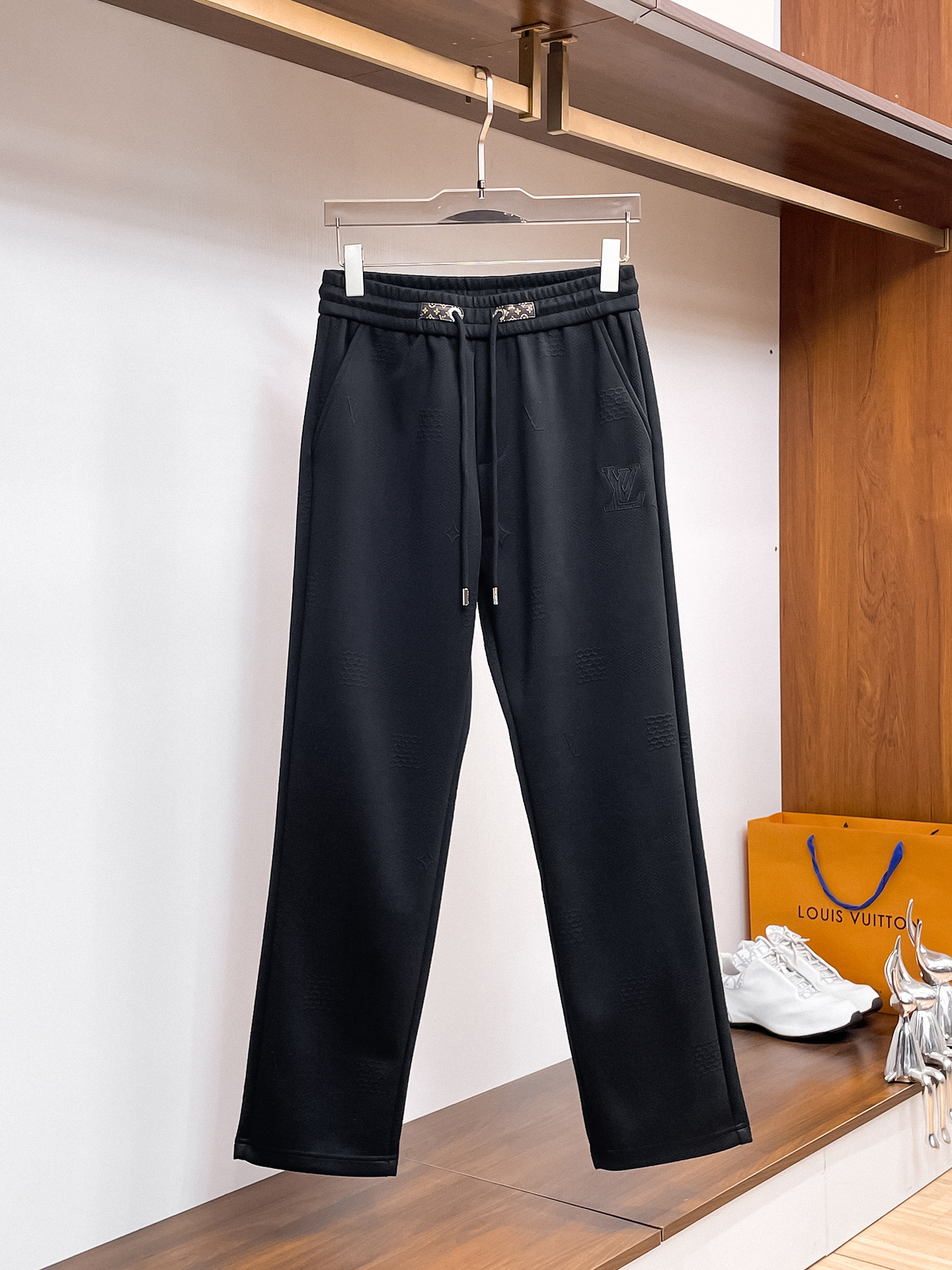 LV 顶级货品🐮 🆕2026春夏新款休闲裤！官网同步发售。品牌经典LOGO休闲裤 ，定制面料，舒适度极好