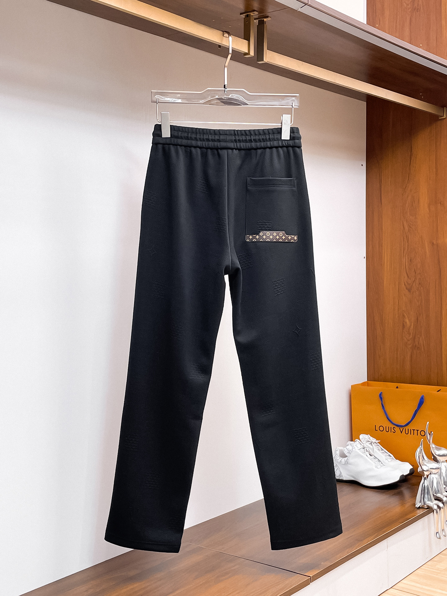 LV 顶级货品🐮 🆕2026春夏新款休闲裤！官网同步发售。品牌经典LOGO休闲裤 ，定制面料，舒适度极好