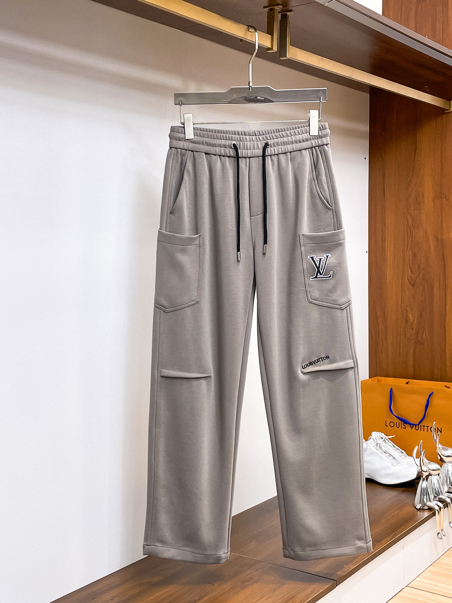 LV 顶级货品🐮 🆕2026春夏新款休闲裤！官网同步发售。品牌经典LOGO休闲裤 ，定制面料，舒适度极好