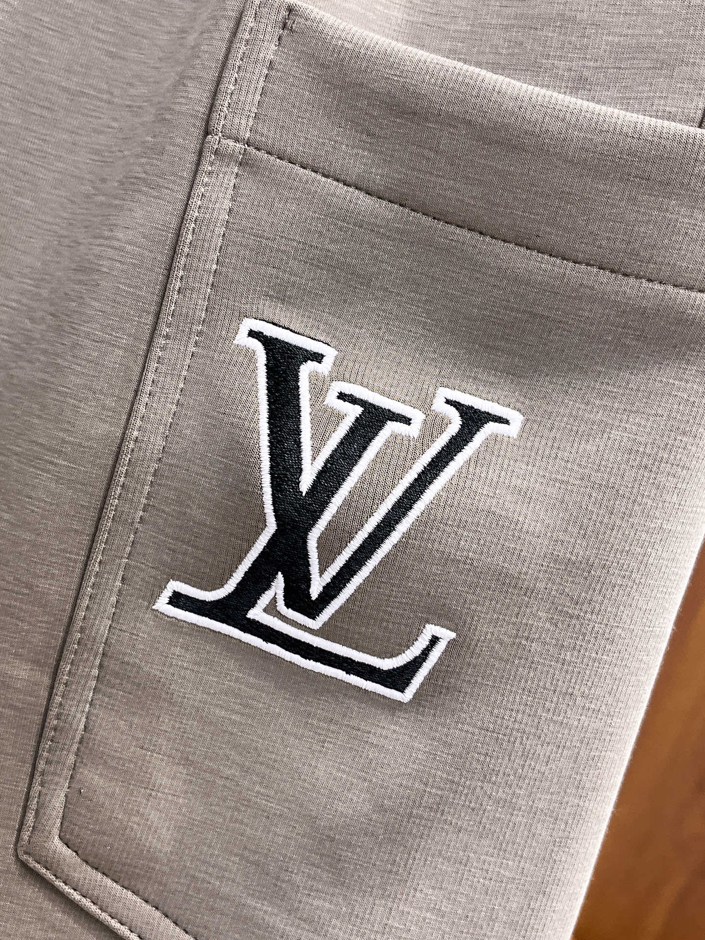 LV 顶级货品🐮 🆕2026春夏新款休闲裤！官网同步发售。品牌经典LOGO休闲裤 ，定制面料，舒适度极好