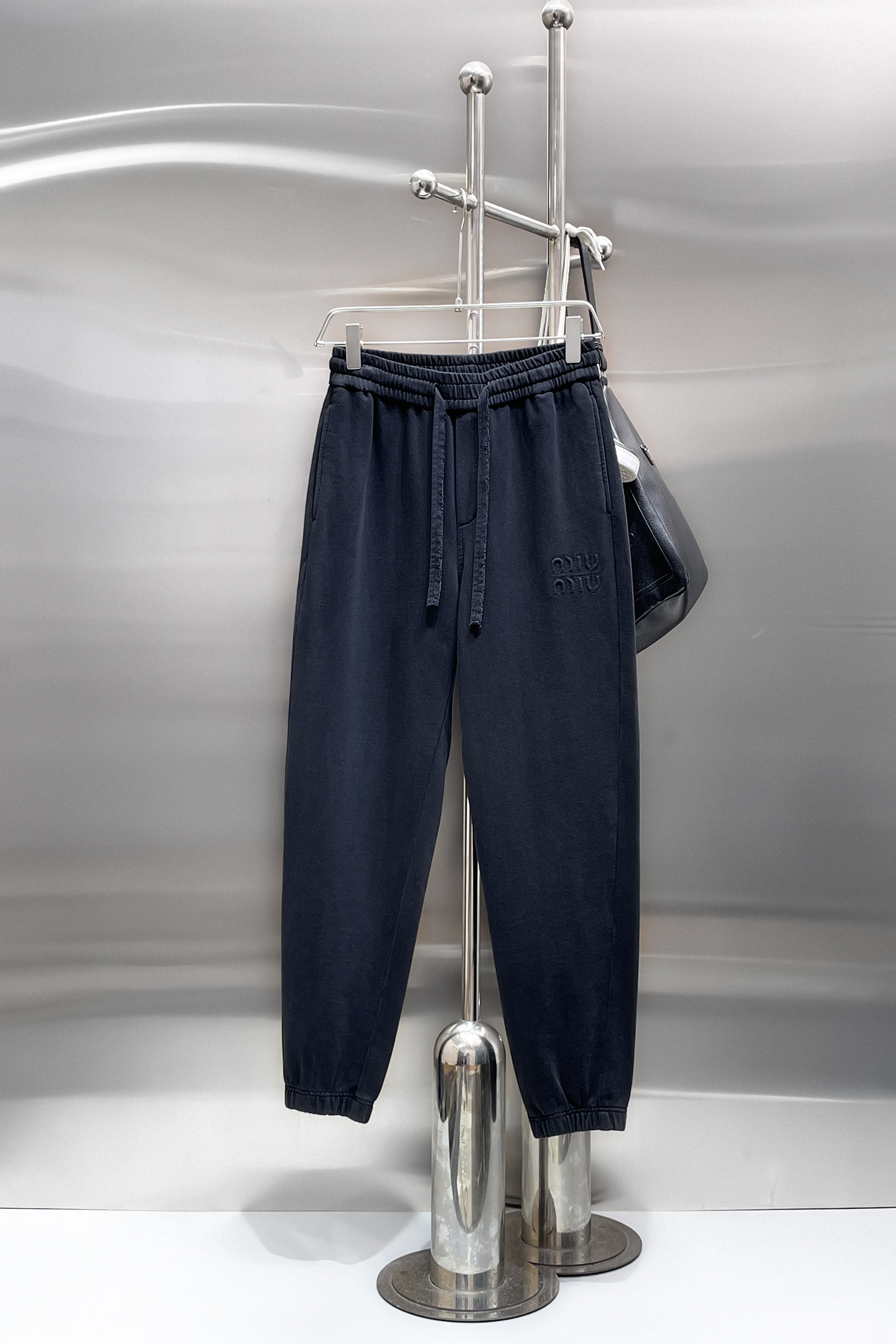 NO:732074,MIU top product 2025 autumn and winter new casual pants!  On sale simultaneously on the official website. The brand's classic LOGO casual pants, customized fabrics, excellent comfort, strong touch. Highly recognizable, perfect appearance and craftsmanship. Sizes M-3XL,,miumiu,19860909MIU 顶级货品 2025秋冬新款休闲裤！官网同步发售.品牌经典LOGO休闲裤 ,定制面料,舒适度极好,手触感强烈.辨识度极高,完美品相工艺. 尺码M-3XL,,miumiu,,Men's clothing