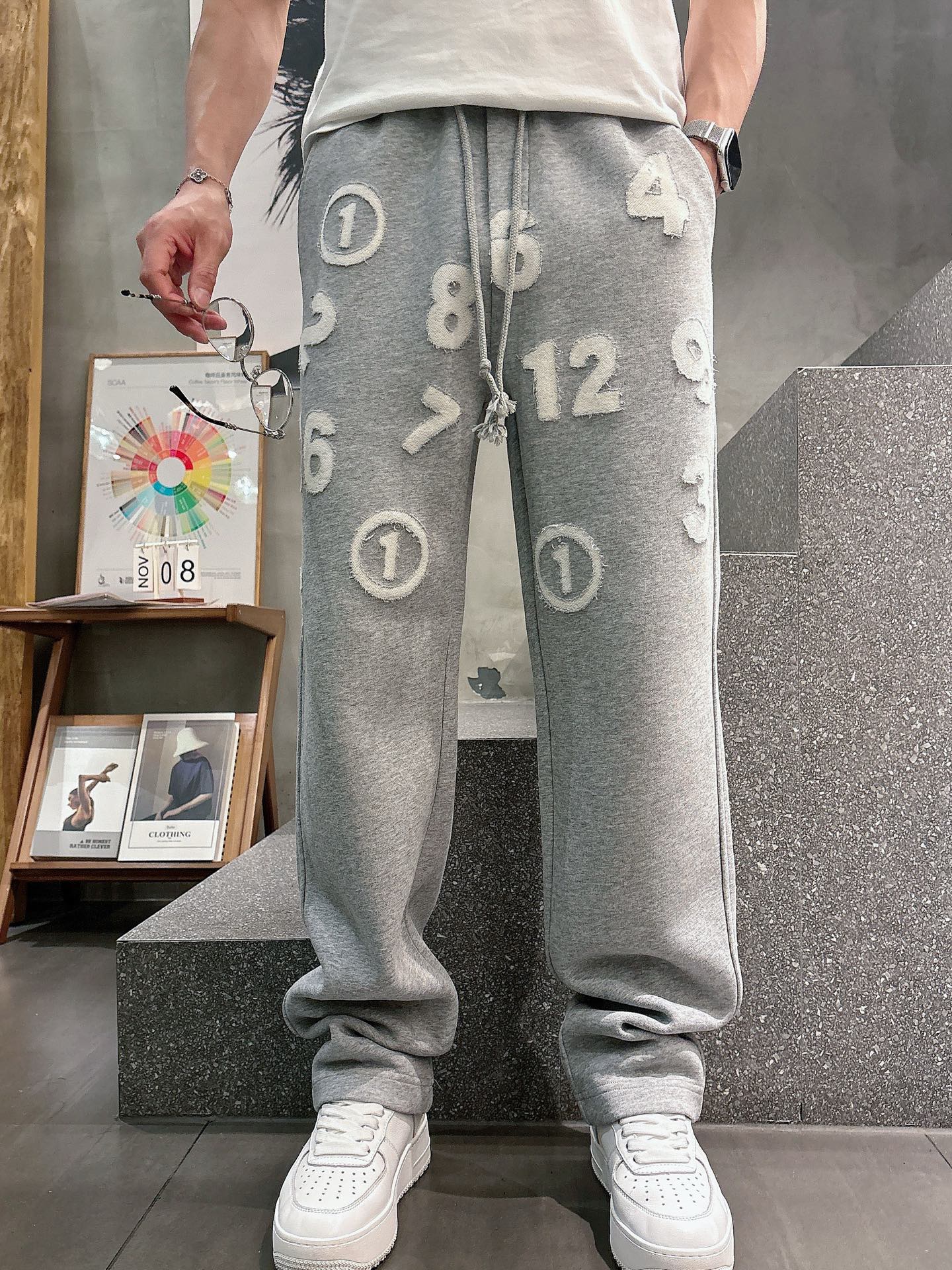 NO:609723,Margiela's top products 2025 autumn and winter new casual pants!  On sale simultaneously on the official website. The brand's classic LOGO casual pants, customized fabrics, excellent comfort, strong touch. Highly recognizable, perfect appearance and craftsmanship. Sizes M-3XL, masion margiela, alexander wang19860909马吉拉顶级货品 2025秋冬新款休闲裤！官网同步发售.品牌经典LOGO休闲裤 ,定制面料,舒适度极好,手触感强烈.辨识度极高,完美品相工艺. 尺码M-3XL,,masion margiela,alexander wang,Men's clothing