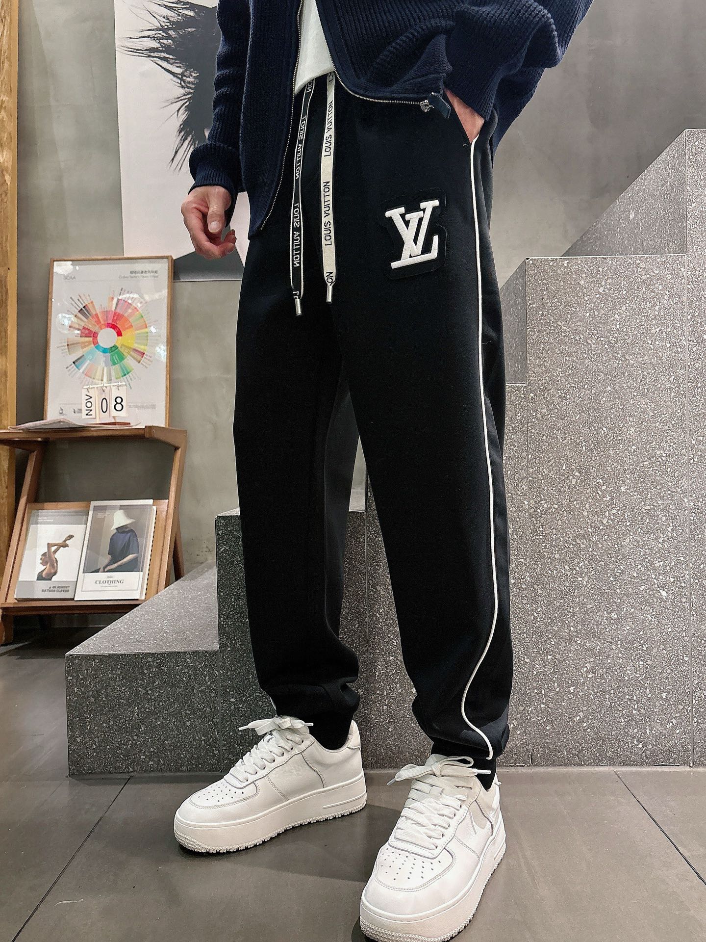 NO:609732,LV top products 2025 autumn and winter new casual pants!  On sale simultaneously on the official website. The brand's classic LOGO casual pants, customized fabrics, extremely comfortable, strong touch. Highly recognizable, perfect appearance and craftsmanship. Sizes M-3XL, louis vuitton, alexander wang19860909LV顶级货品 2025秋冬新款休闲裤！官网同步发售.品牌经典LOGO休闲裤 ,定制面料,舒适度极好,手触感强烈.辨识度极高,完美品相工艺. 尺码M-3XL,,louis vuitton,alexander wang,Men's clothing