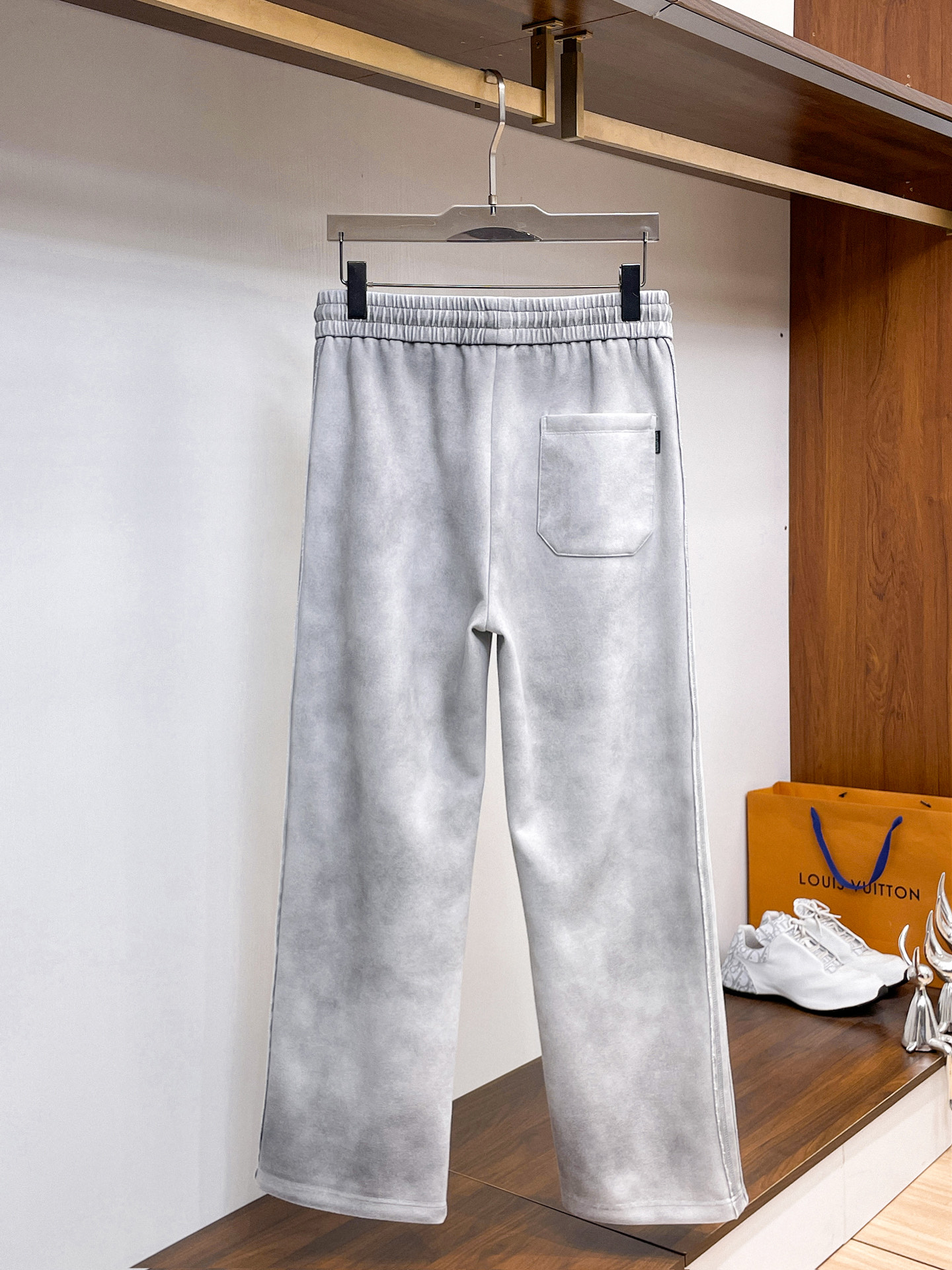 LV 顶级货品🐮 🆕2026春夏新款休闲裤！官网同步发售。品牌经典LOGO休闲裤 ，定制面料，舒适度极好