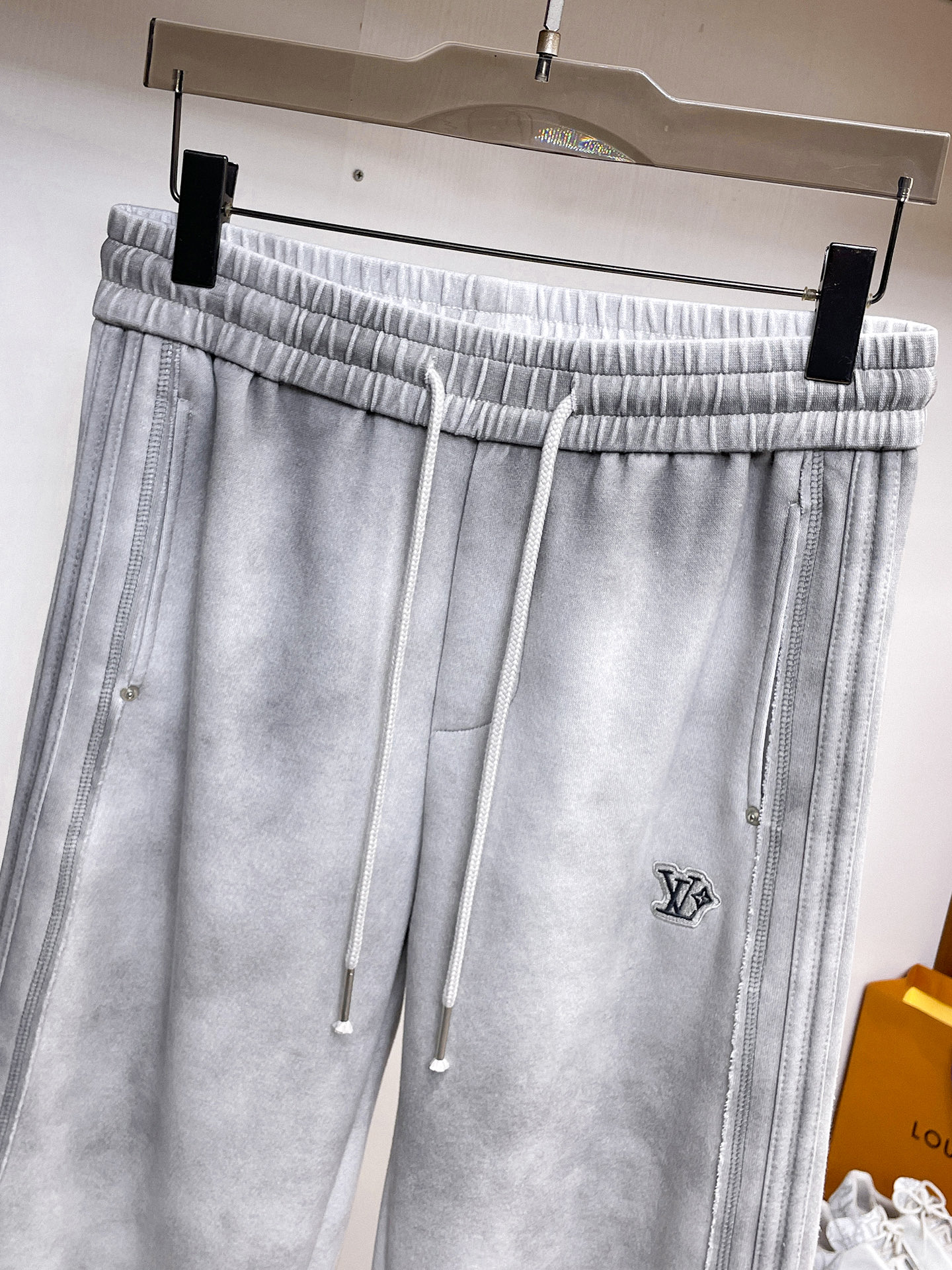 LV 顶级货品🐮 🆕2026春夏新款休闲裤！官网同步发售。品牌经典LOGO休闲裤 ，定制面料，舒适度极好