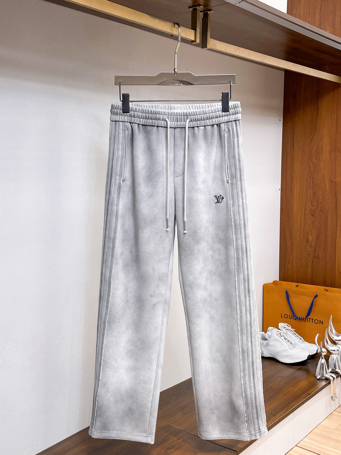 LV 顶级货品🐮 🆕2026春夏新款休闲裤！官网同步发售。品牌经典LOGO休闲裤 ，定制面料，舒适度极好