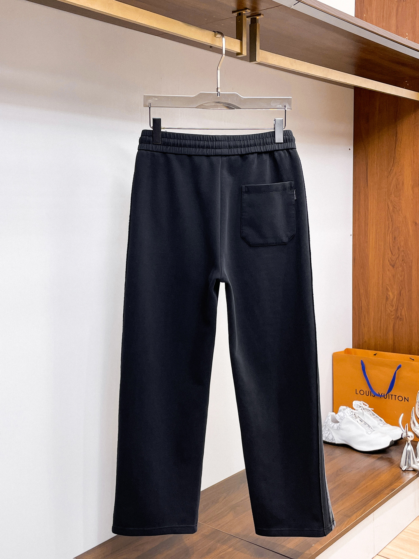 LV 顶级货品🐮 🆕2026春夏新款休闲裤！官网同步发售。品牌经典LOGO休闲裤 ，定制面料，舒适度极好