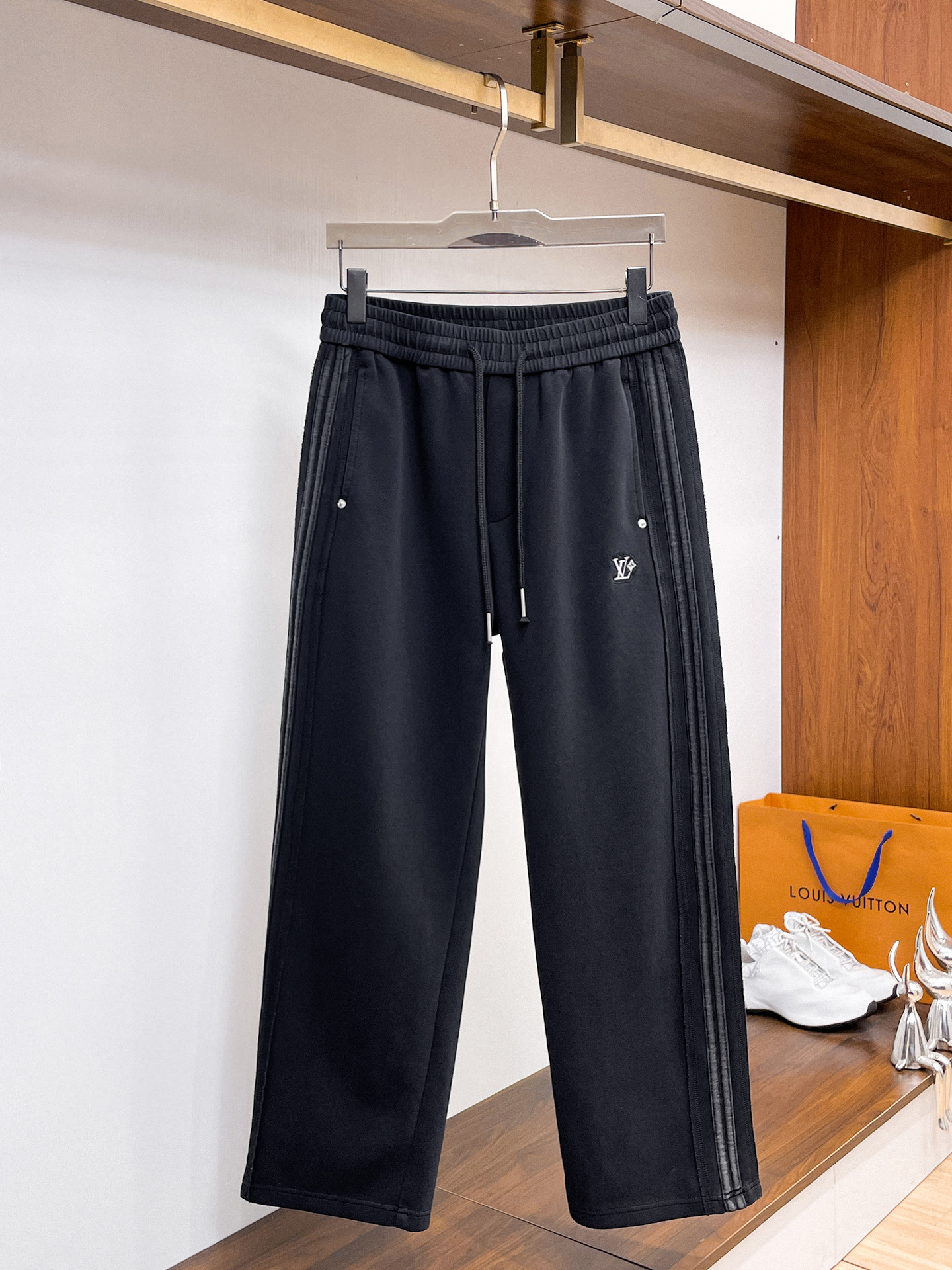 LV 顶级货品🐮 🆕2026春夏新款休闲裤！官网同步发售。品牌经典LOGO休闲裤 ，定制面料，舒适度极好