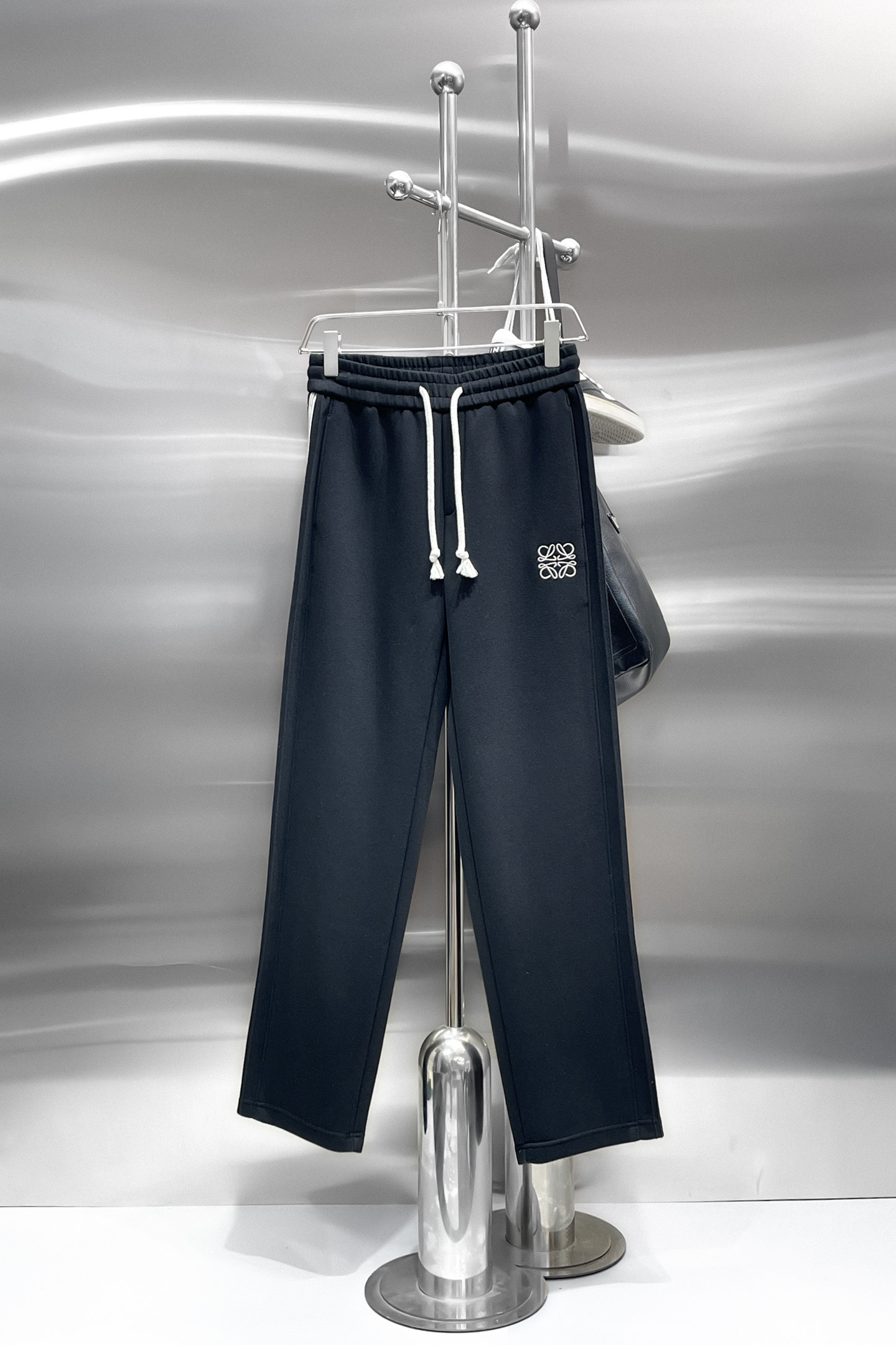 NO:732021,Luo Yiwei's top products, thickened models!  2025 new autumn and winter casual pants!  On sale simultaneously on the official website. The brand's classic LOGO casual pants, customized fabrics, excellent comfort, strong touch. Highly recognizable, perfect appearance and craftsmanship. Sizes M-3XL,, loewe,19860909罗意威顶级货品 加厚款！2025秋冬新款休闲裤！官网同步发售.品牌经典LOGO休闲裤 ,定制面料,舒适度极好,手触感强烈.辨识度极高,完美品相工艺. 尺码M-3XL,,loewe,,Men's clothing