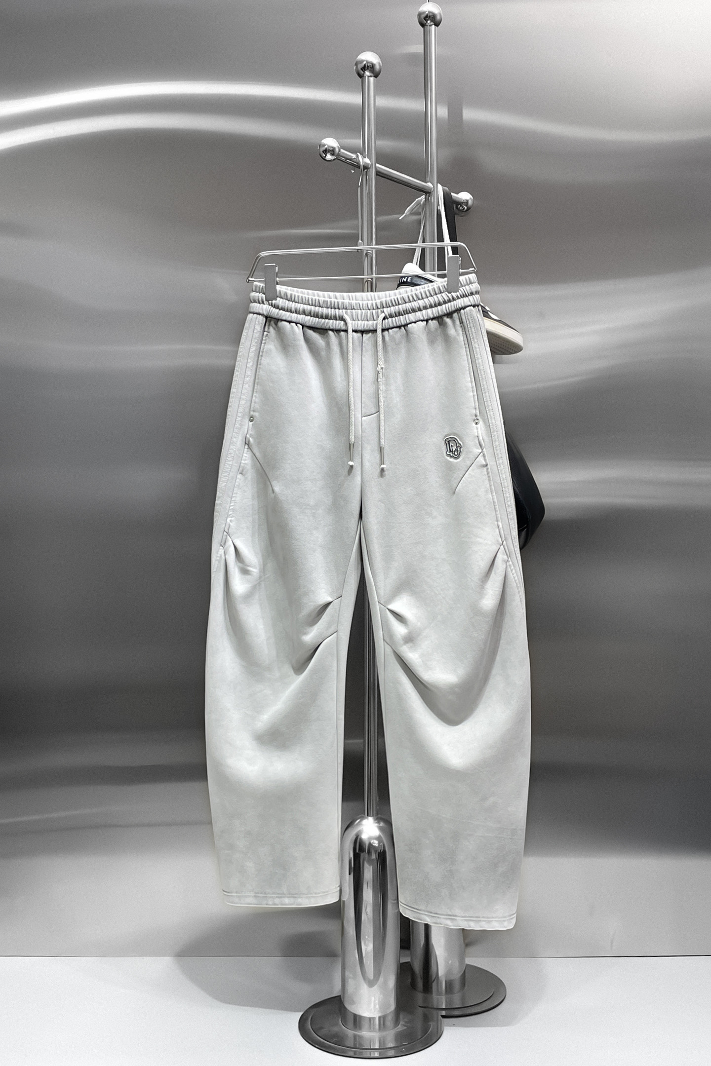 NO:732022,Dior's top products are thicker!  2025 new autumn and winter casual pants!  On sale simultaneously on the official website. The brand's classic LOGO casual pants, customized fabrics, extremely comfortable, strong touch. Highly recognizable, perfect appearance and craftsmanship. Sizes M-3XL, dior,19860909迪奥顶级货品 加厚款！2025秋冬新款休闲裤！官网同步发售.品牌经典LOGO休闲裤 ,定制面料,舒适度极好,手触感强烈.辨识度极高,完美品相工艺. 尺码M-3XL,,dior,,Men's clothing