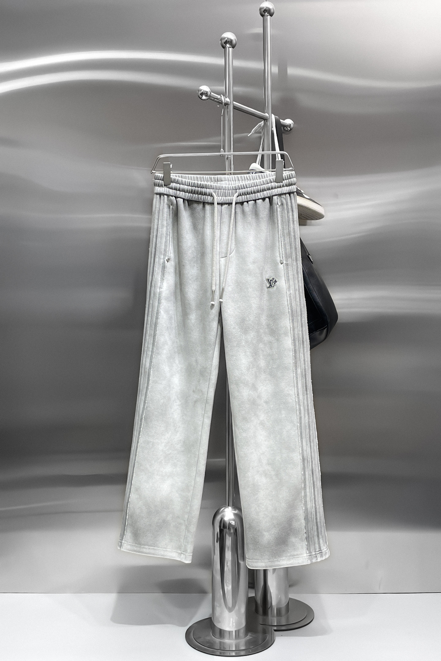 NO:732060,LV's top products, thickened models!  2025 new autumn and winter casual pants!  On sale simultaneously on the official website. The brand's classic LOGO casual pants, customized fabrics, excellent comfort, strong touch. Highly recognizable, perfect appearance and craftsmanship. Sizes M-3XL, Louis Vuitton,19860909LV顶级货品 加厚款！2025秋冬新款休闲裤！官网同步发售.品牌经典LOGO休闲裤 ,定制面料,舒适度极好,手触感强烈.辨识度极高,完美品相工艺. 尺码M-3XL,,louis vuitton,,Men's clothing