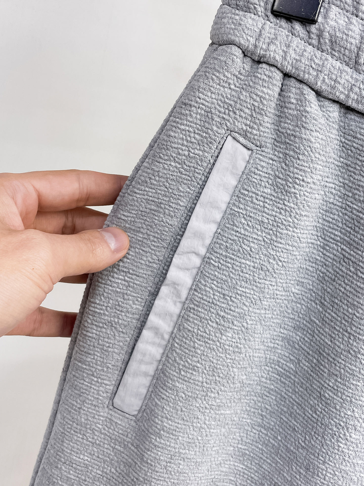 普拉达 顶级货品🐮 🆕2026春夏新款休闲裤！官网同步发售。品牌经典LOGO休闲裤 ，定制面料，舒适度极