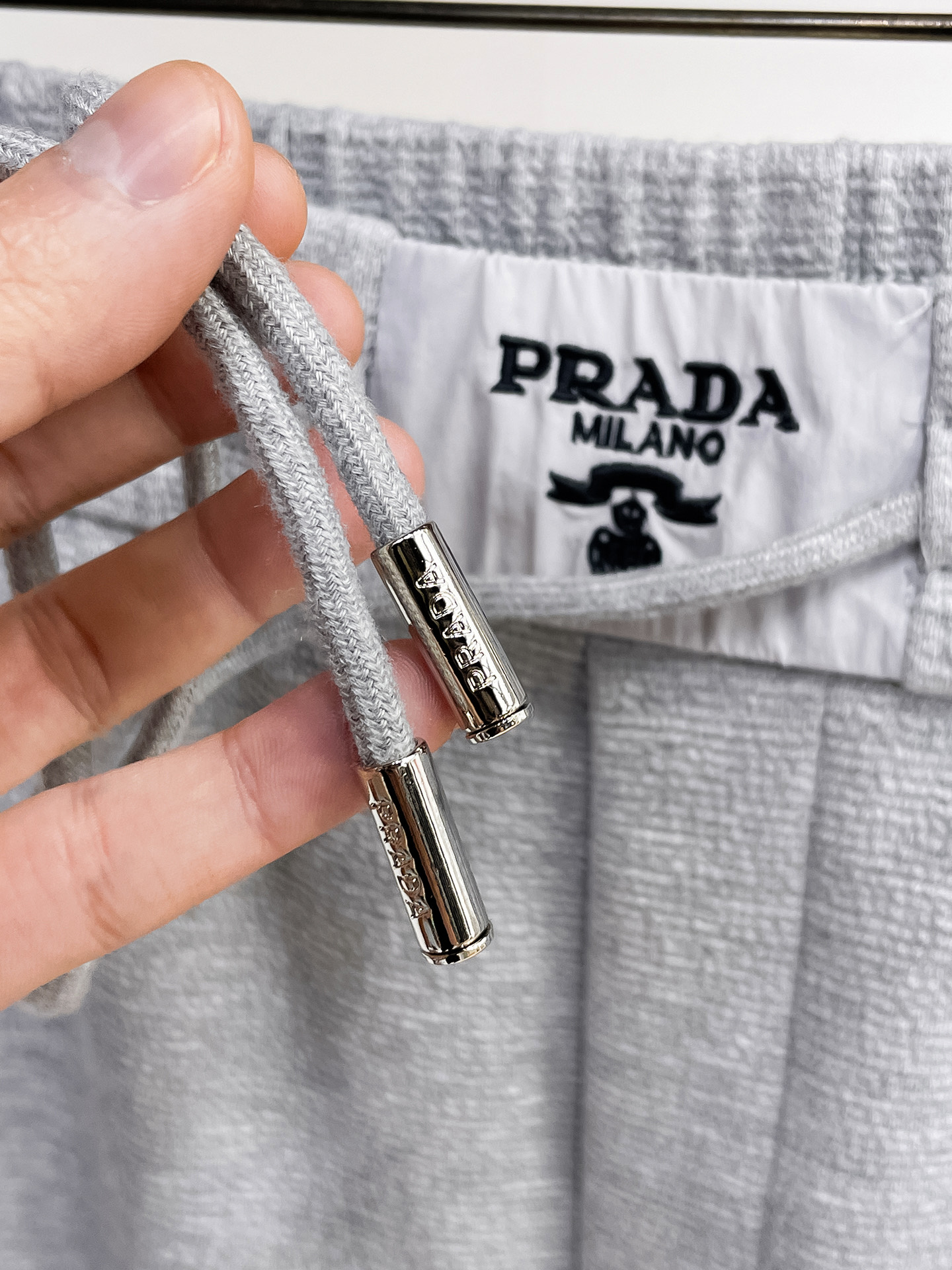 普拉达 顶级货品🐮 🆕2026春夏新款休闲裤！官网同步发售。品牌经典LOGO休闲裤 ，定制面料，舒适度极