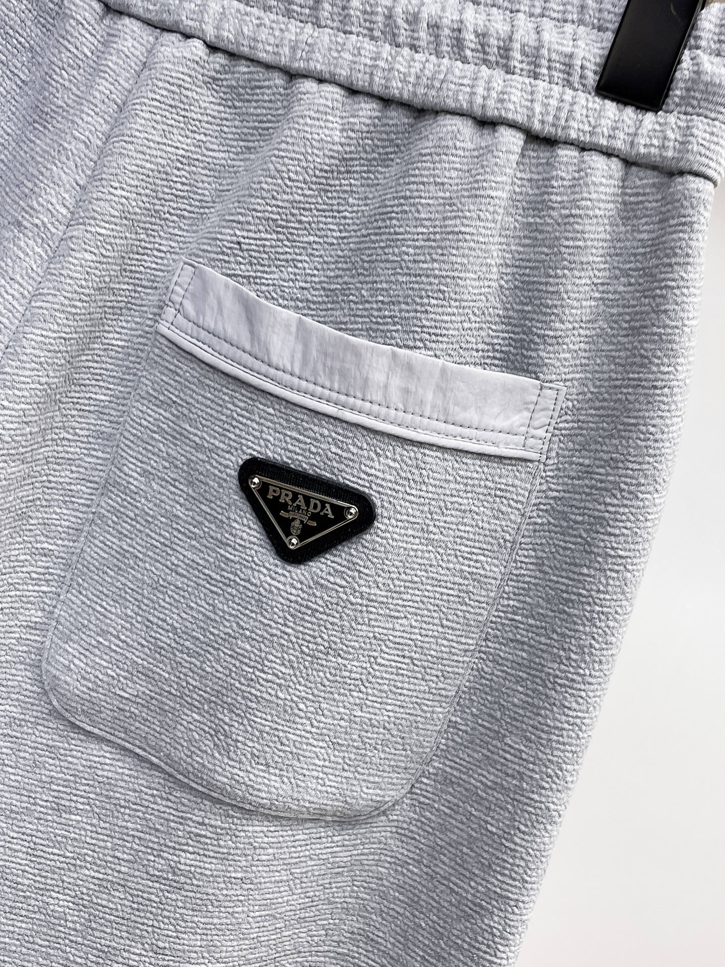 普拉达 顶级货品🐮 🆕2026春夏新款休闲裤！官网同步发售。品牌经典LOGO休闲裤 ，定制面料，舒适度极