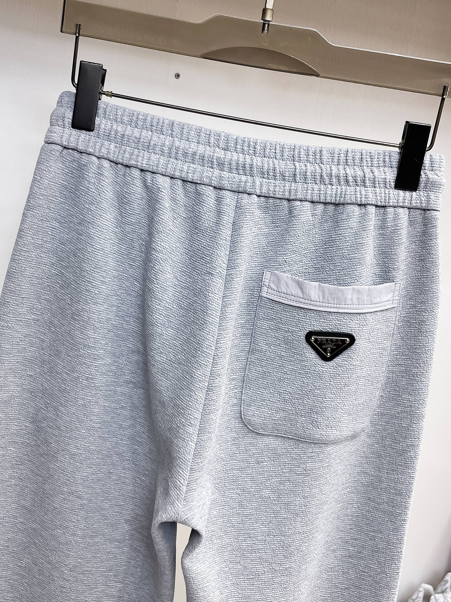 普拉达 顶级货品🐮 🆕2026春夏新款休闲裤！官网同步发售。品牌经典LOGO休闲裤 ，定制面料，舒适度极