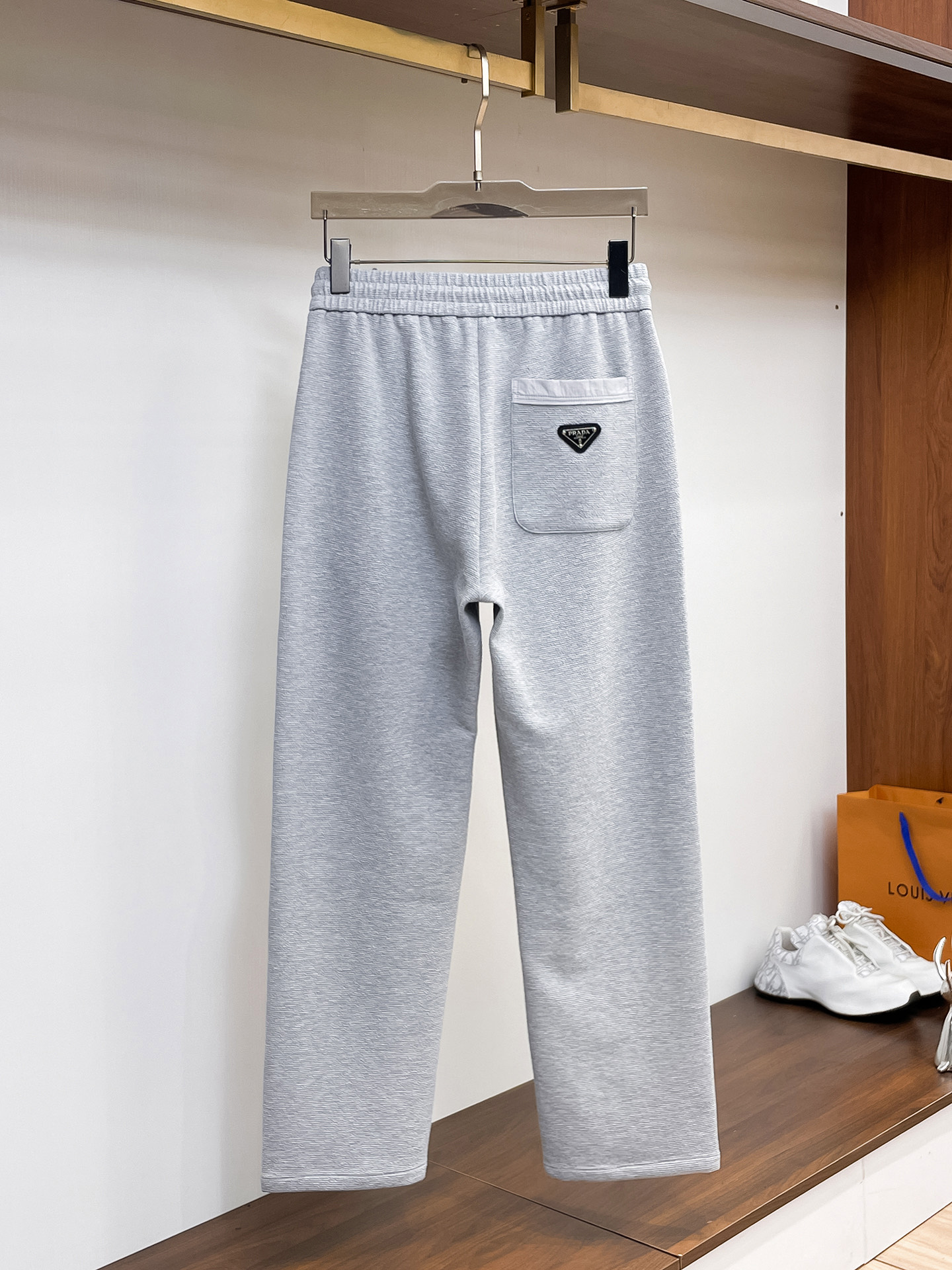 普拉达 顶级货品🐮 🆕2026春夏新款休闲裤！官网同步发售。品牌经典LOGO休闲裤 ，定制面料，舒适度极