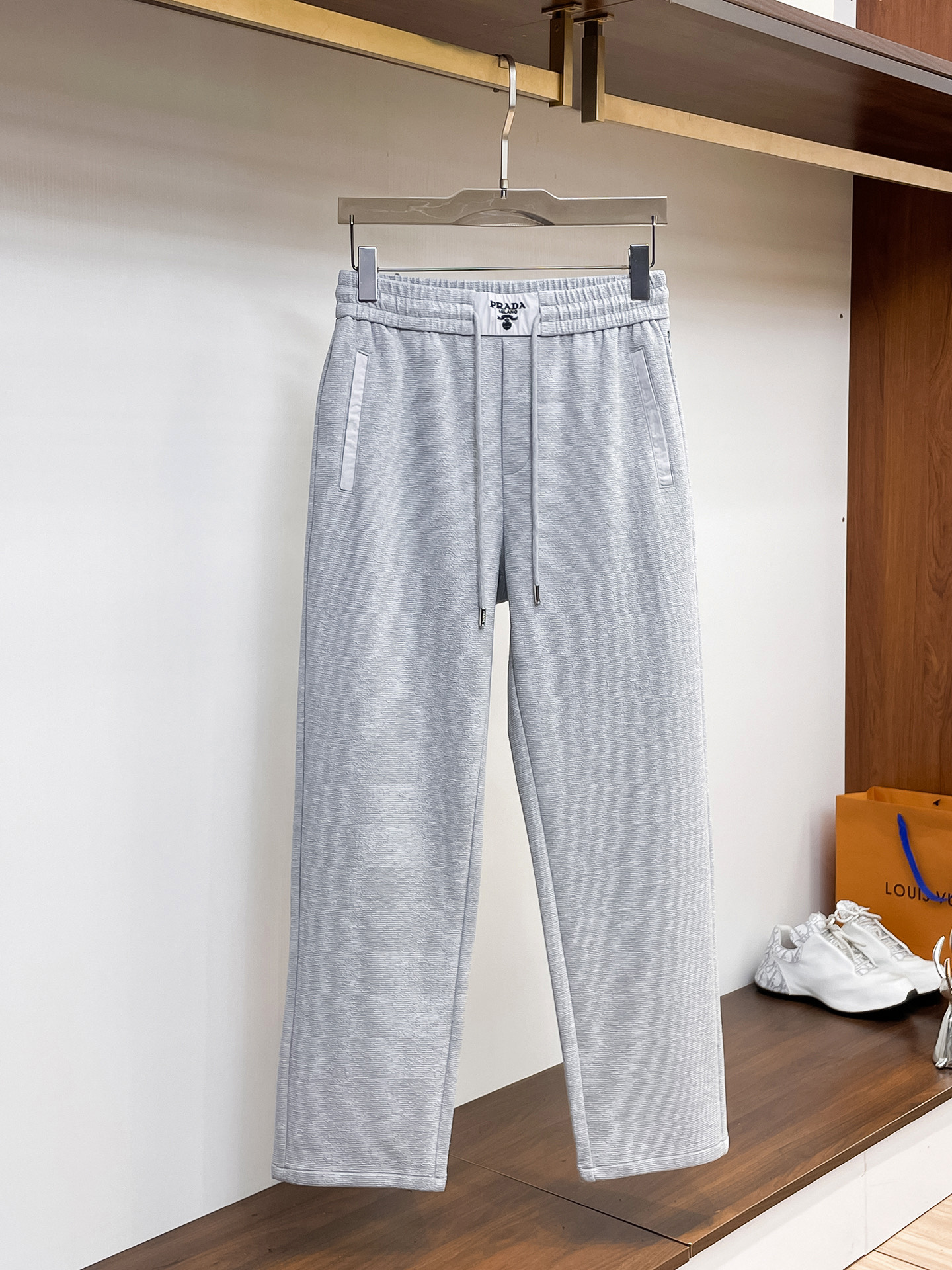 普拉达 顶级货品🐮 🆕2026春夏新款休闲裤！官网同步发售。品牌经典LOGO休闲裤 ，定制面料，舒适度极