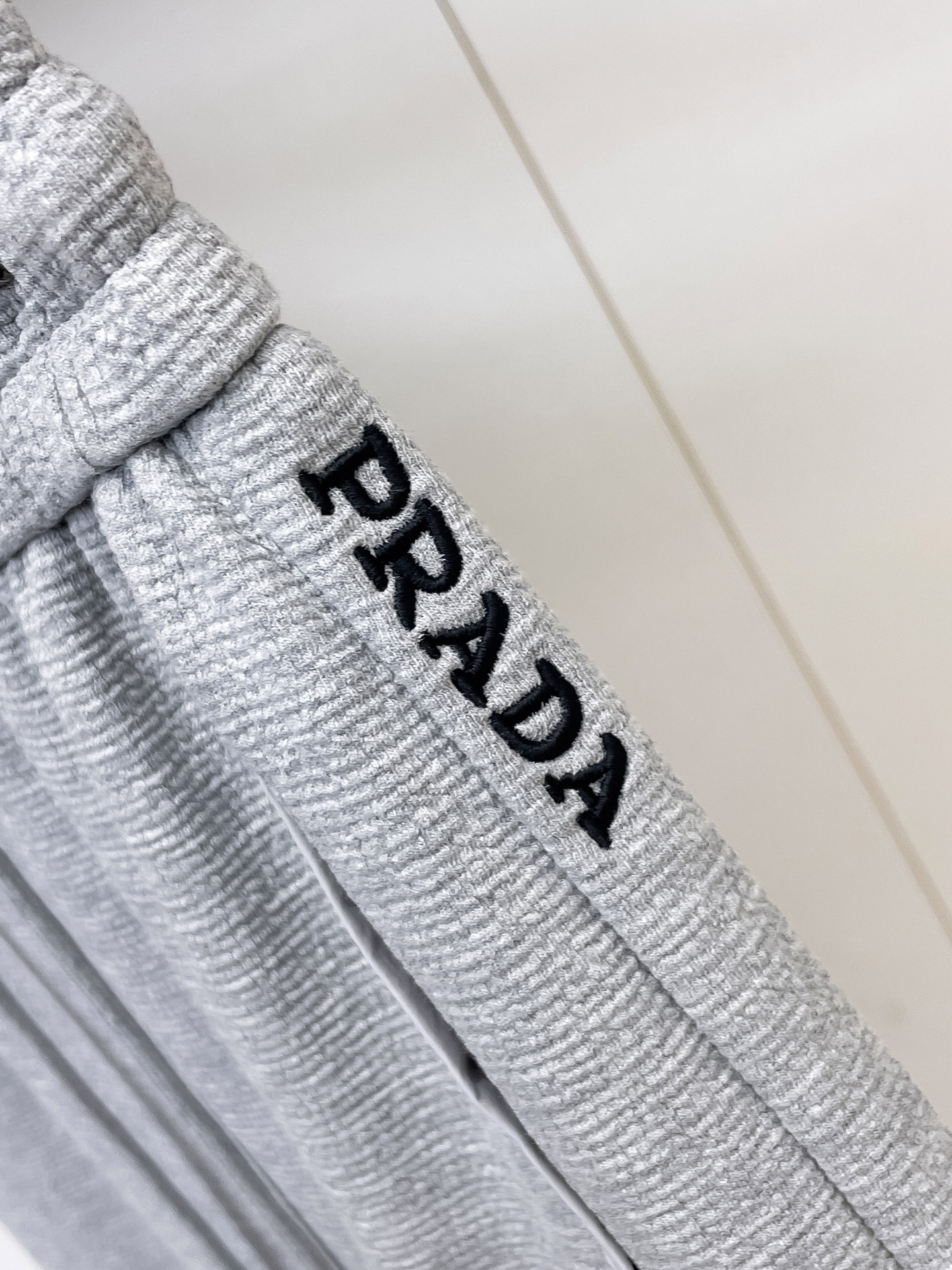 普拉达 顶级货品🐮 🆕2026春夏新款休闲裤！官网同步发售。品牌经典LOGO休闲裤 ，定制面料，舒适度极