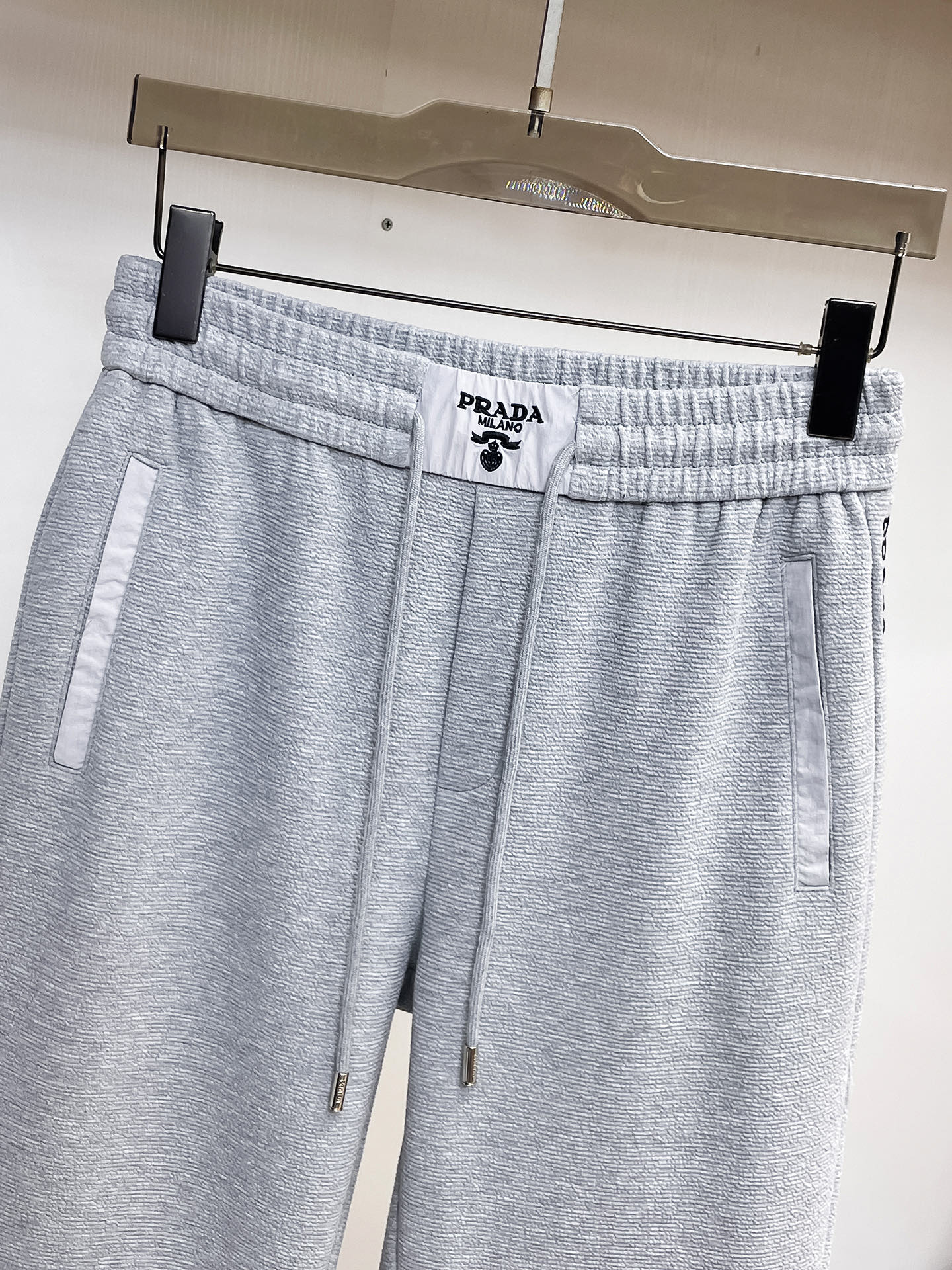 普拉达 顶级货品🐮 🆕2026春夏新款休闲裤！官网同步发售。品牌经典LOGO休闲裤 ，定制面料，舒适度极