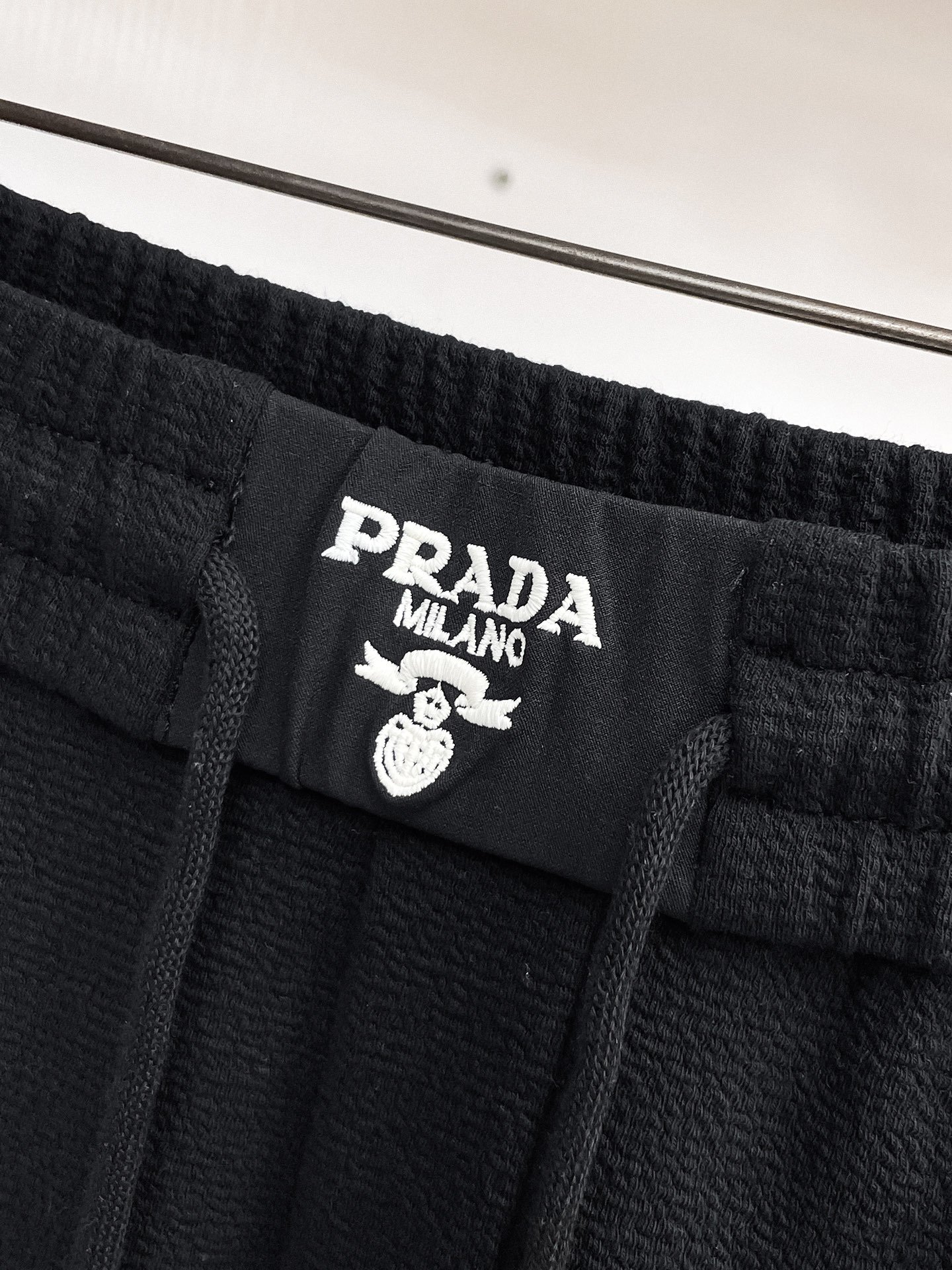 普拉达 顶级货品🐮 🆕2026春夏新款休闲裤！官网同步发售。品牌经典LOGO休闲裤 ，定制面料，舒适度极