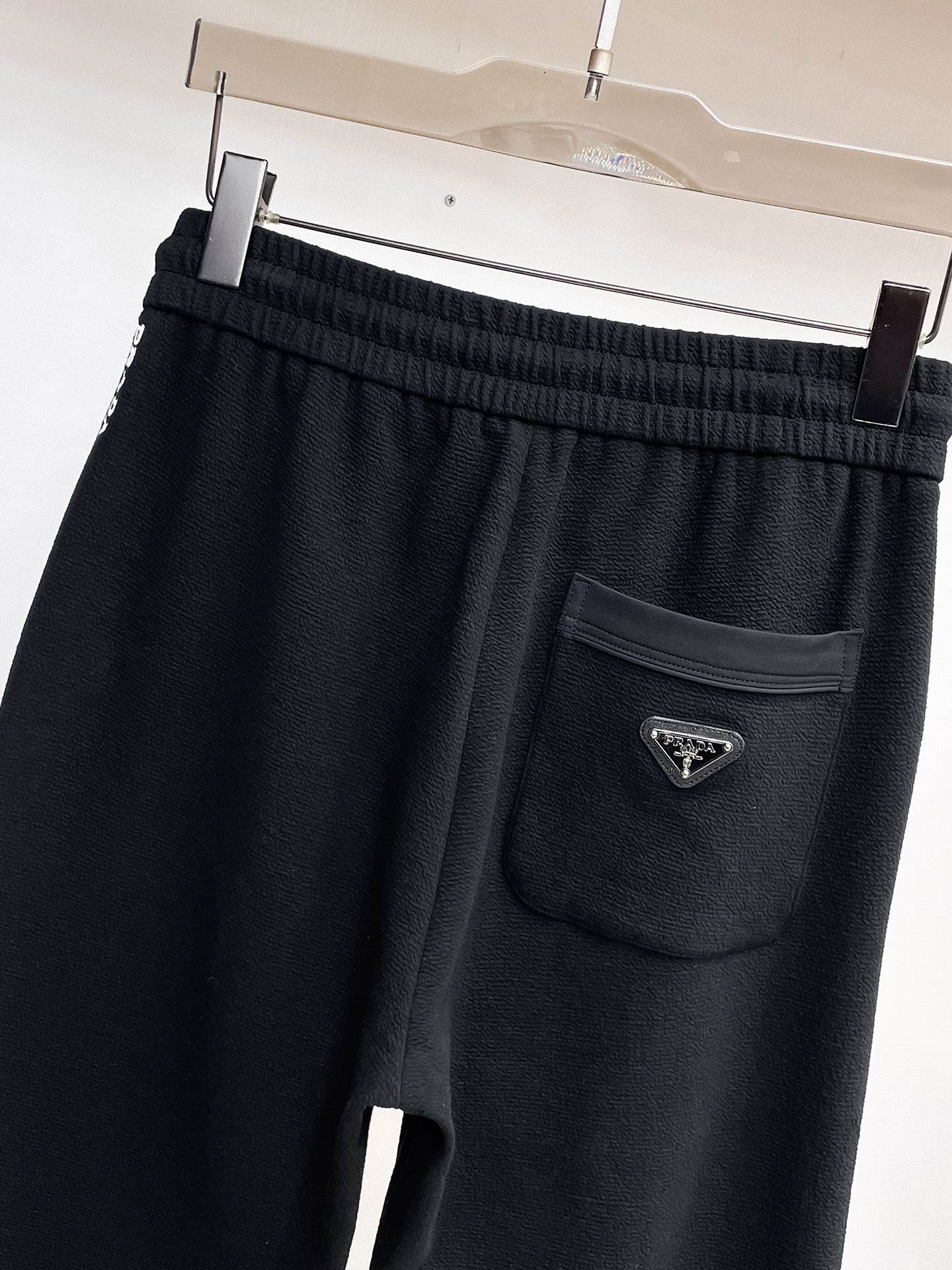 普拉达 顶级货品🐮 🆕2026春夏新款休闲裤！官网同步发售。品牌经典LOGO休闲裤 ，定制面料，舒适度极