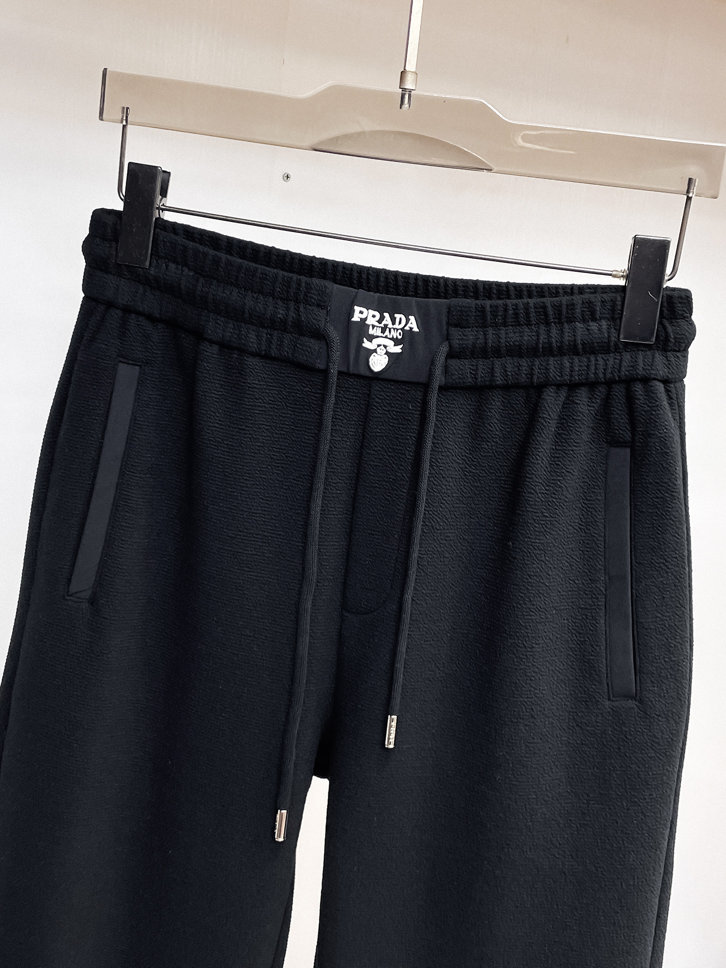 普拉达 顶级货品🐮 🆕2026春夏新款休闲裤！官网同步发售。品牌经典LOGO休闲裤 ，定制面料，舒适度极