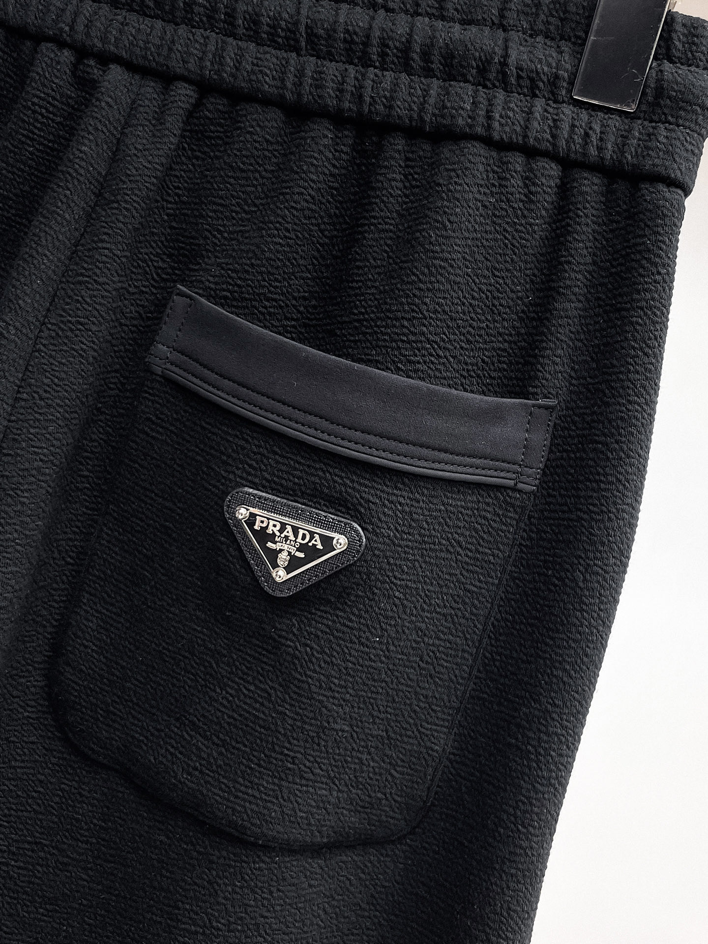 普拉达 顶级货品🐮 🆕2026春夏新款休闲裤！官网同步发售。品牌经典LOGO休闲裤 ，定制面料，舒适度极