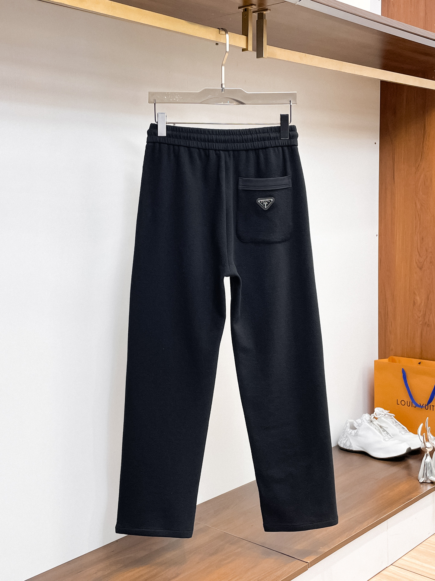 普拉达 顶级货品🐮 🆕2026春夏新款休闲裤！官网同步发售。品牌经典LOGO休闲裤 ，定制面料，舒适度极