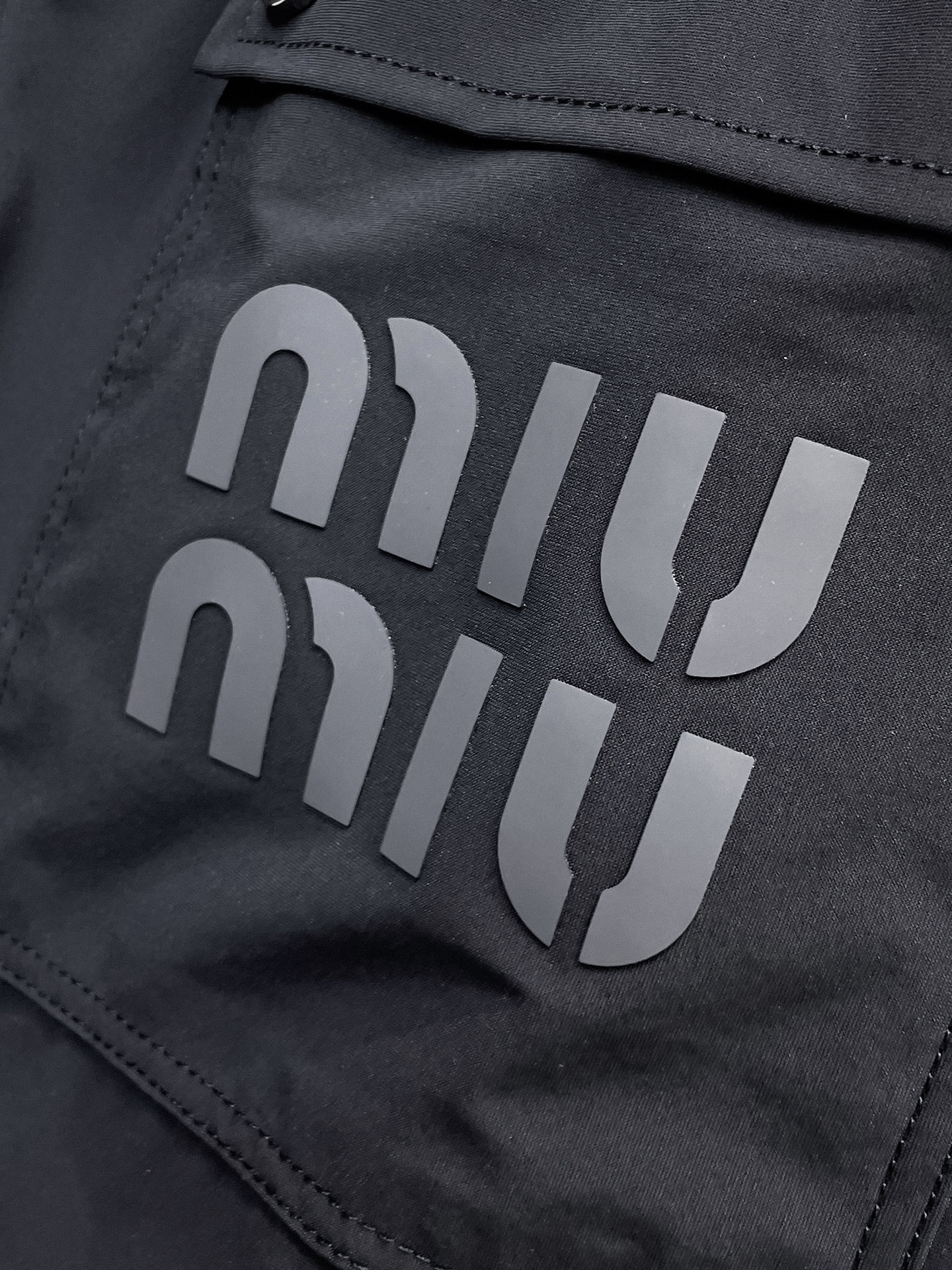 MIU 顶级货品🐮 🆕2026春夏新款休闲裤！官网同步发售。品牌经典LOGO休闲裤 ，定制面料，舒适度极