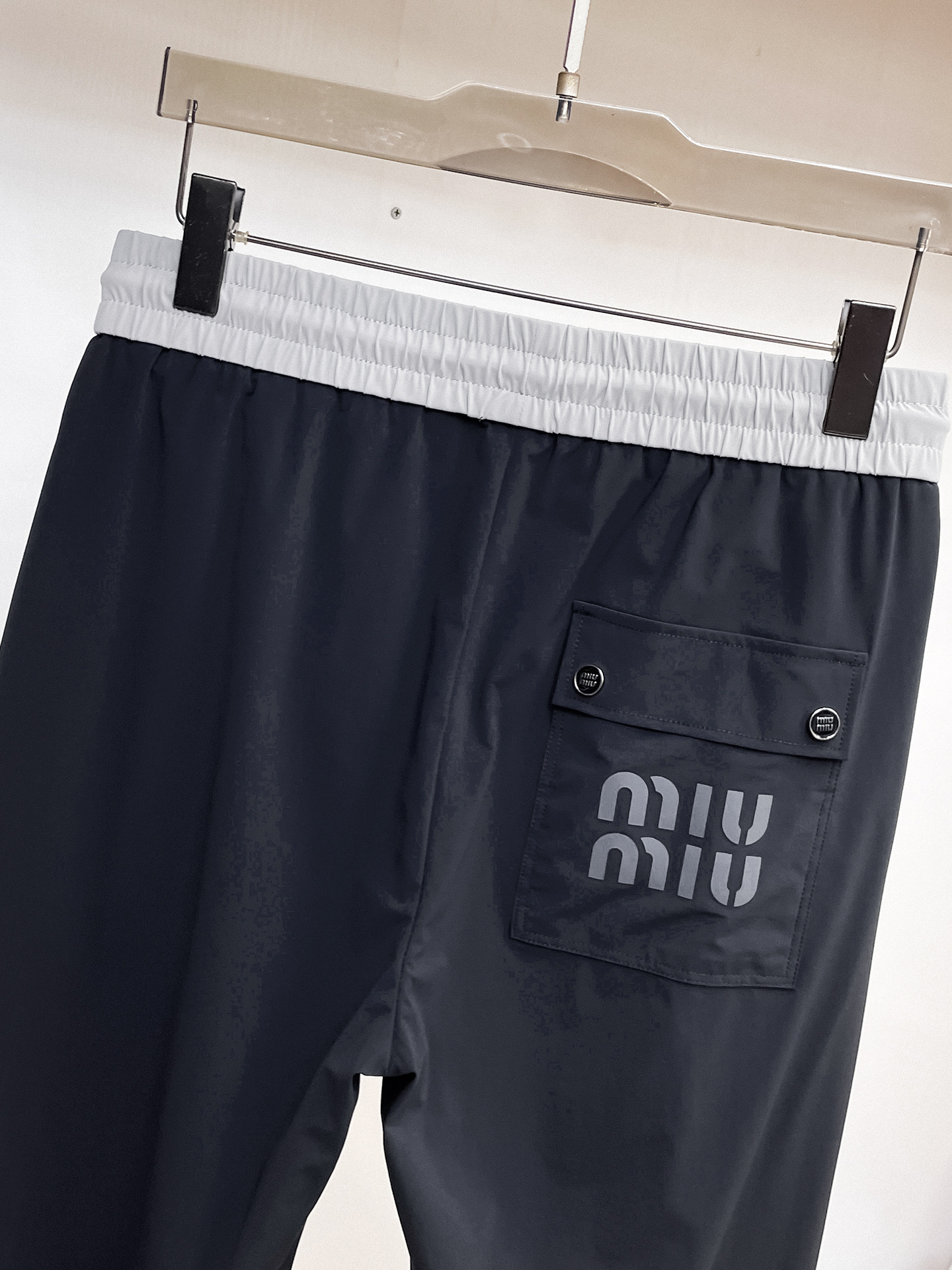 MIU 顶级货品🐮 🆕2026春夏新款休闲裤！官网同步发售。品牌经典LOGO休闲裤 ，定制面料，舒适度极