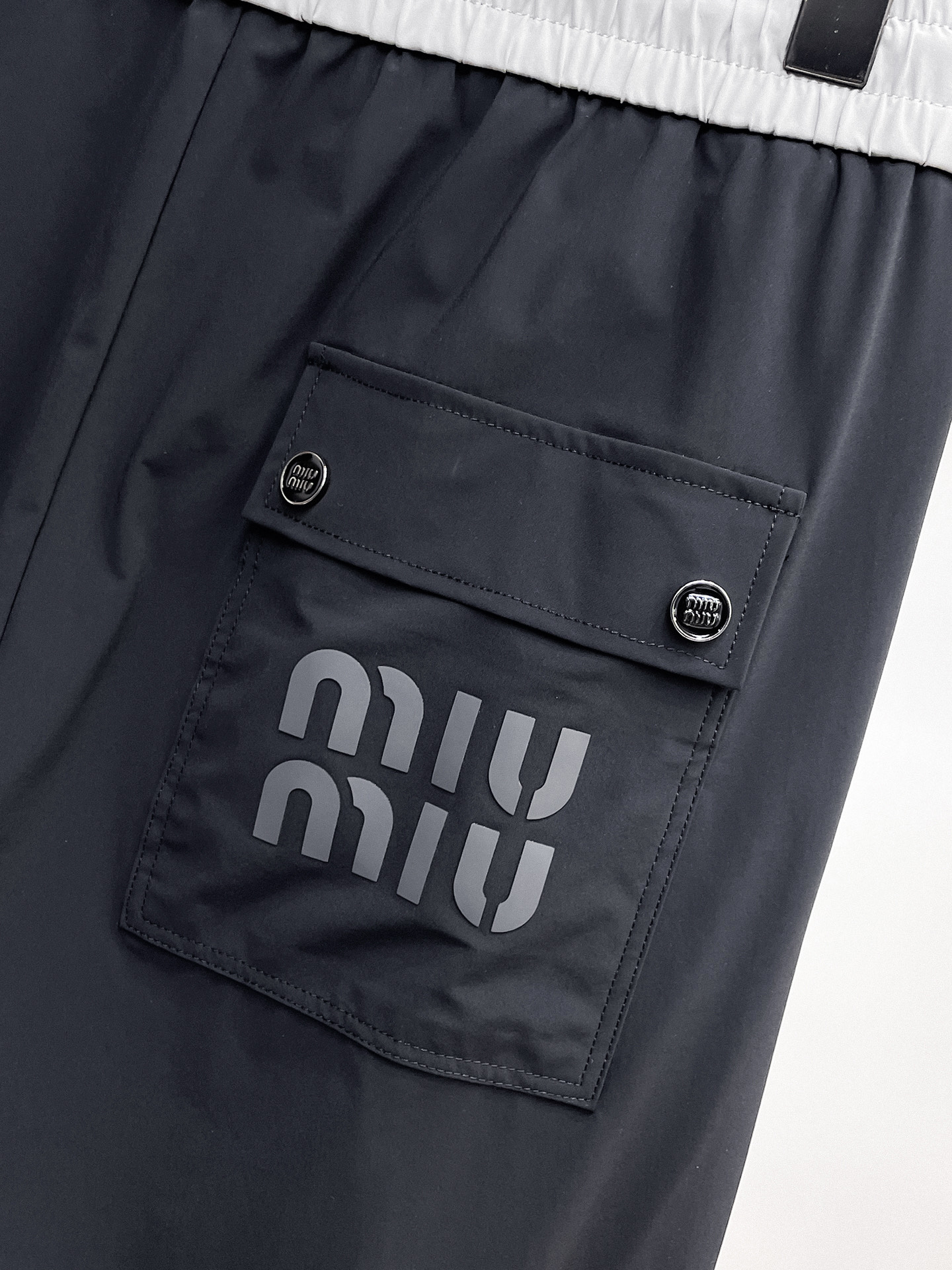 MIU 顶级货品🐮 🆕2026春夏新款休闲裤！官网同步发售。品牌经典LOGO休闲裤 ，定制面料，舒适度极
