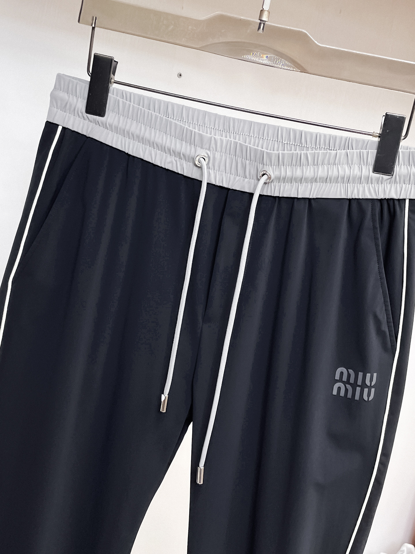 MIU 顶级货品🐮 🆕2026春夏新款休闲裤！官网同步发售。品牌经典LOGO休闲裤 ，定制面料，舒适度极