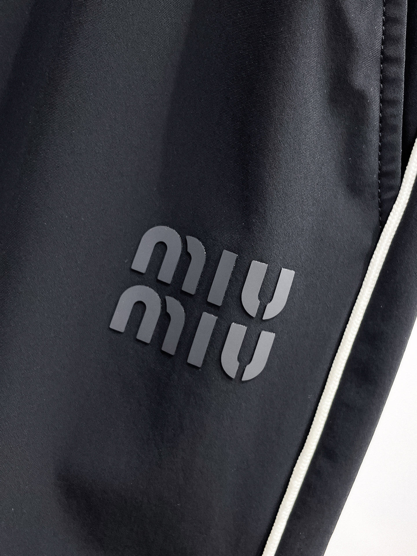 MIU 顶级货品🐮 🆕2026春夏新款休闲裤！官网同步发售。品牌经典LOGO休闲裤 ，定制面料，舒适度极