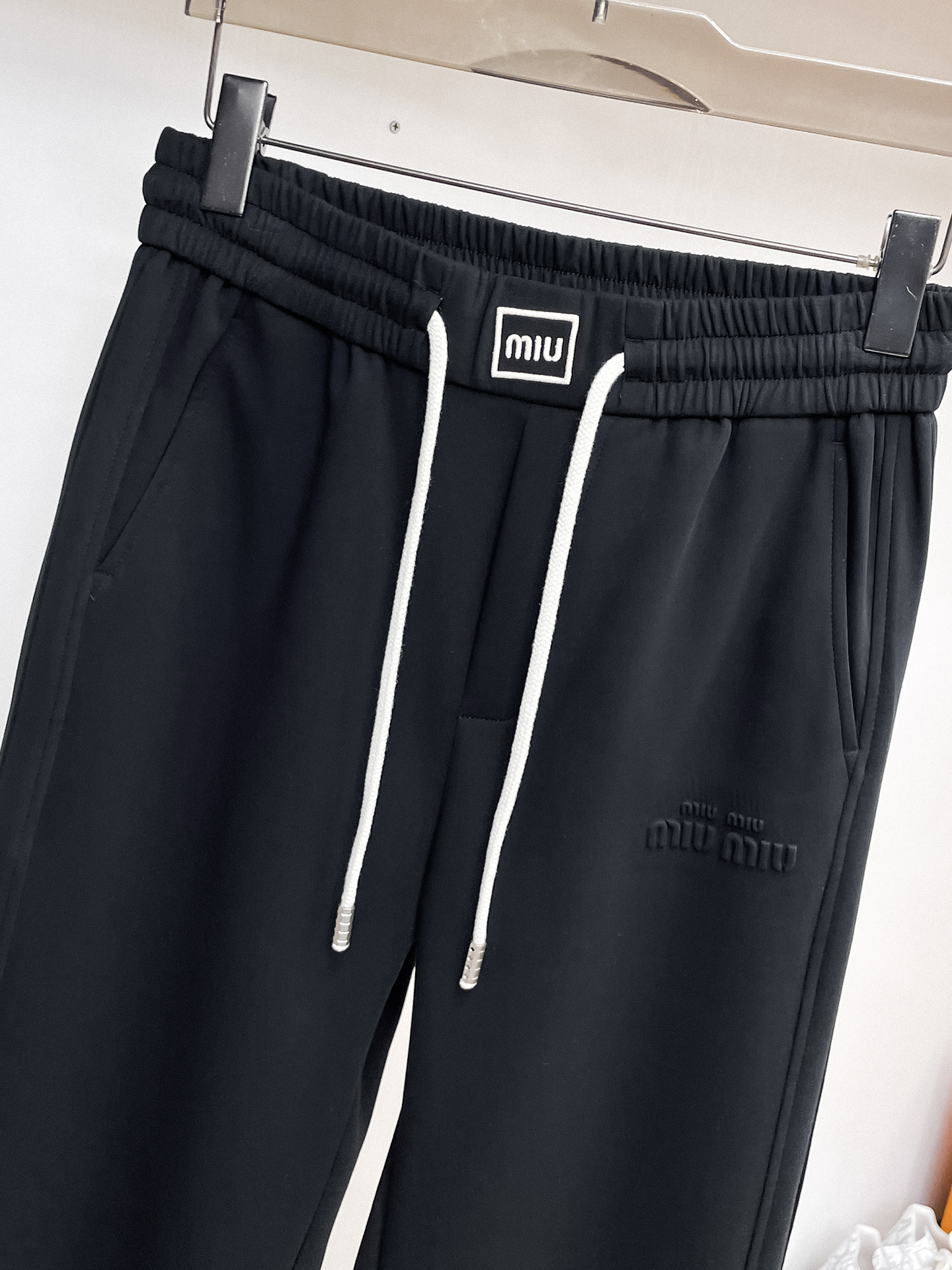 MIU 顶级货品🐮 🆕2026春夏新款休闲裤！官网同步发售。品牌经典LOGO休闲裤 ，定制面料，舒适度极