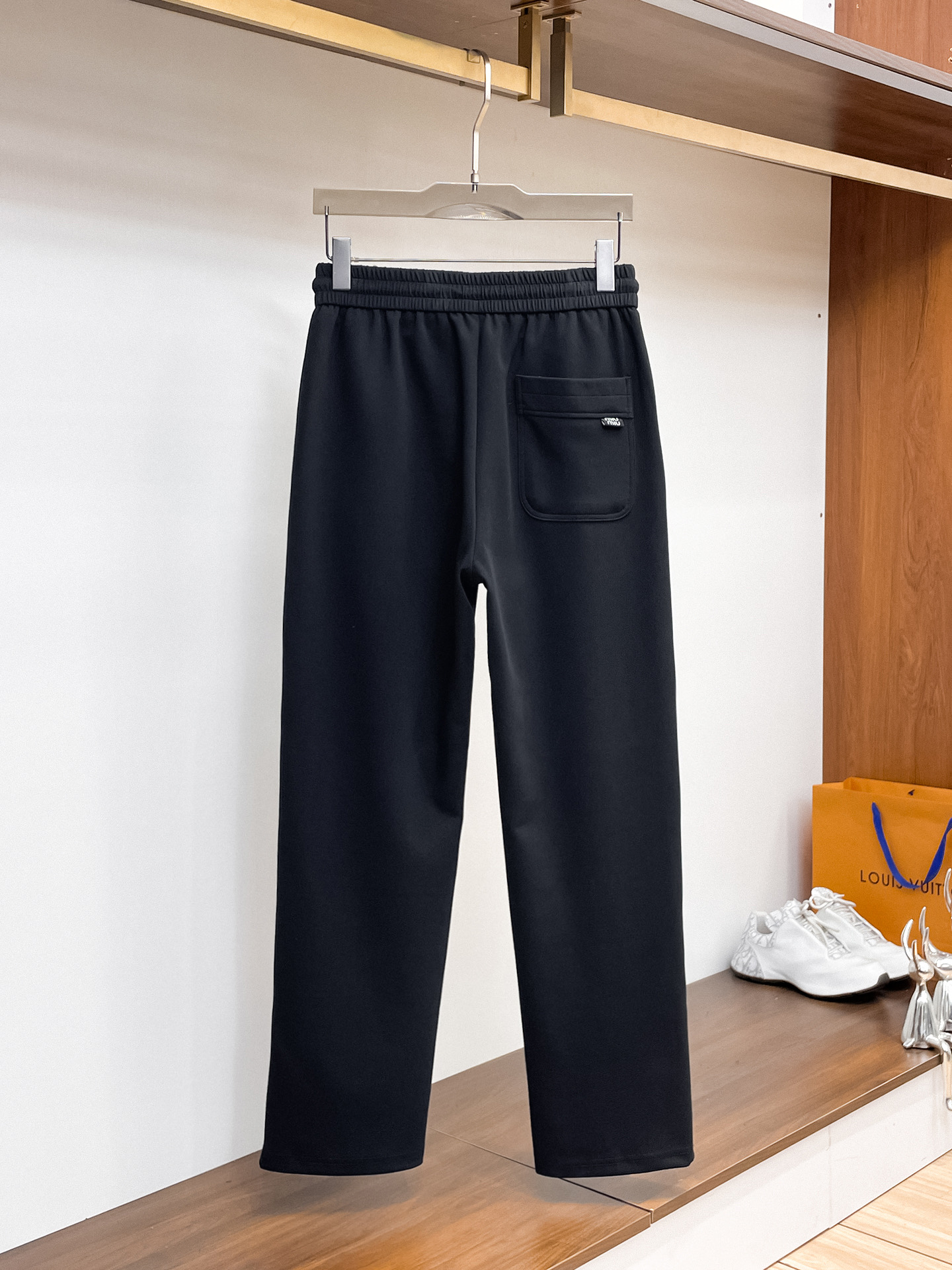 MIU 顶级货品🐮 🆕2026春夏新款休闲裤！官网同步发售。品牌经典LOGO休闲裤 ，定制面料，舒适度极