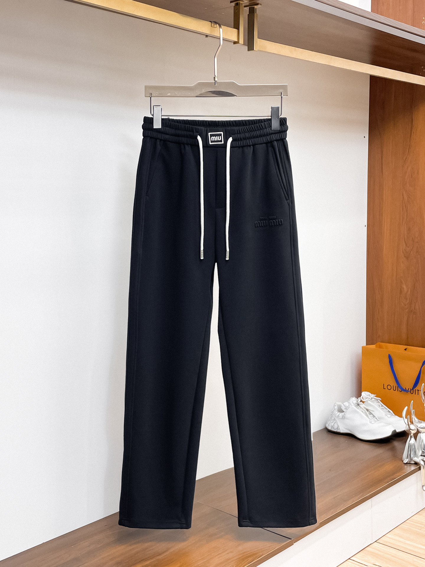 MIU 顶级货品🐮 🆕2026春夏新款休闲裤！官网同步发售。品牌经典LOGO休闲裤 ，定制面料，舒适度极