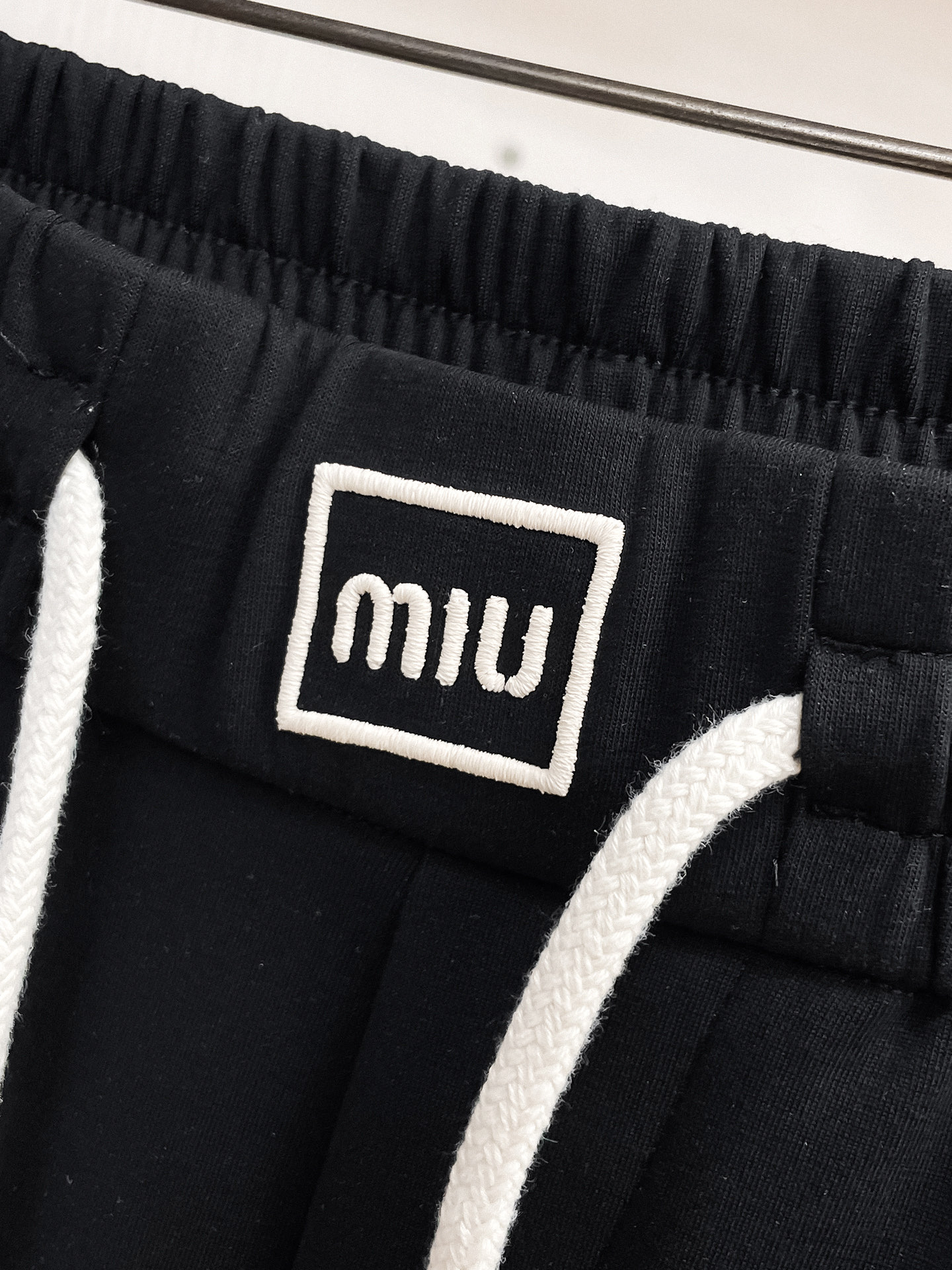 MIU 顶级货品🐮 🆕2026春夏新款休闲裤！官网同步发售。品牌经典LOGO休闲裤 ，定制面料，舒适度极