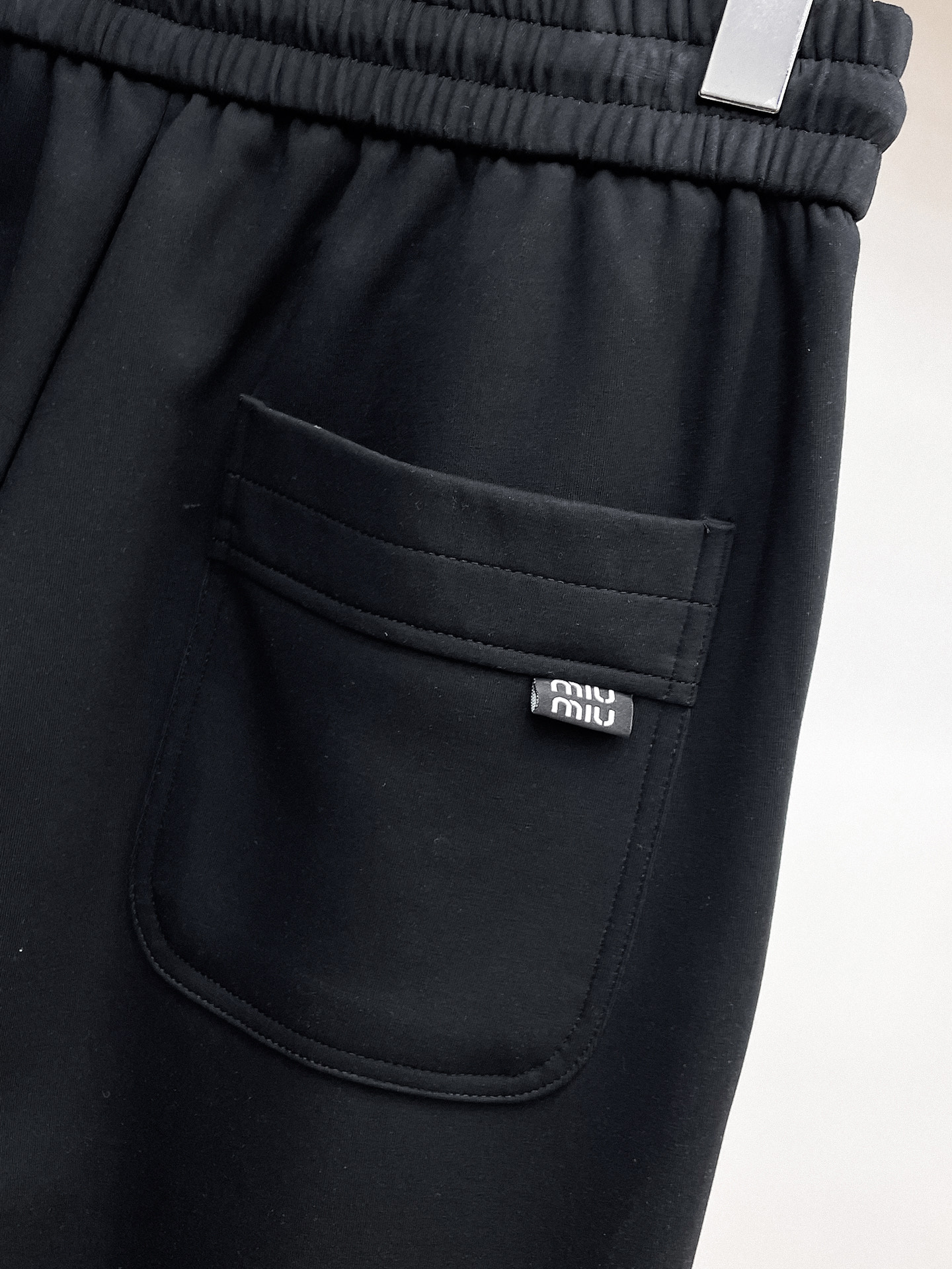 MIU 顶级货品🐮 🆕2026春夏新款休闲裤！官网同步发售。品牌经典LOGO休闲裤 ，定制面料，舒适度极
