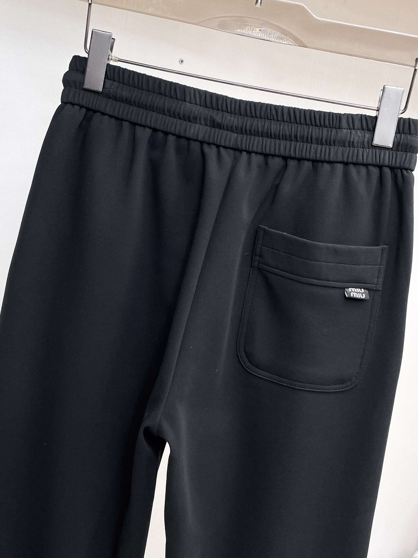 MIU 顶级货品🐮 🆕2026春夏新款休闲裤！官网同步发售。品牌经典LOGO休闲裤 ，定制面料，舒适度极