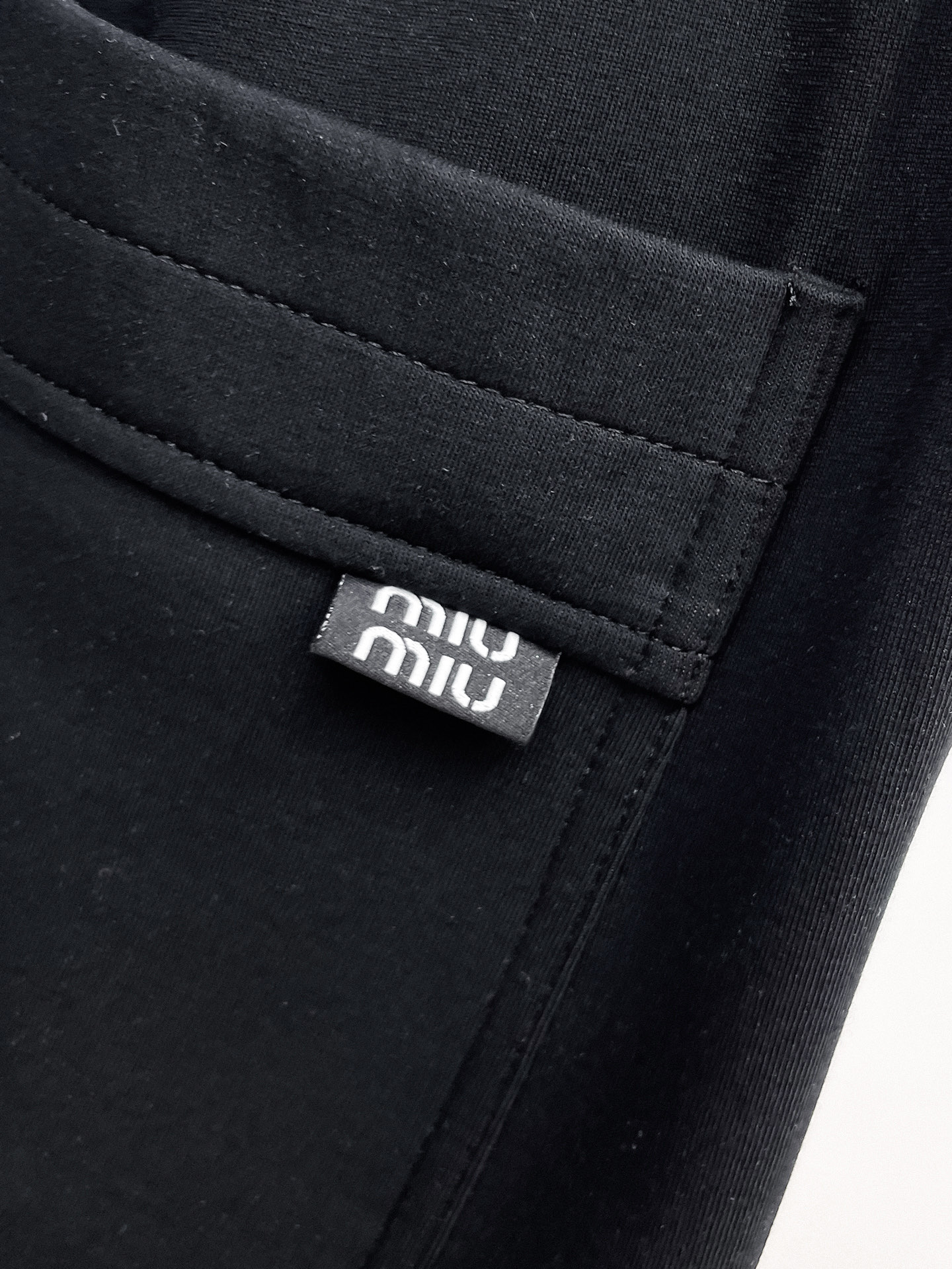 MIU 顶级货品🐮 🆕2026春夏新款休闲裤！官网同步发售。品牌经典LOGO休闲裤 ，定制面料，舒适度极