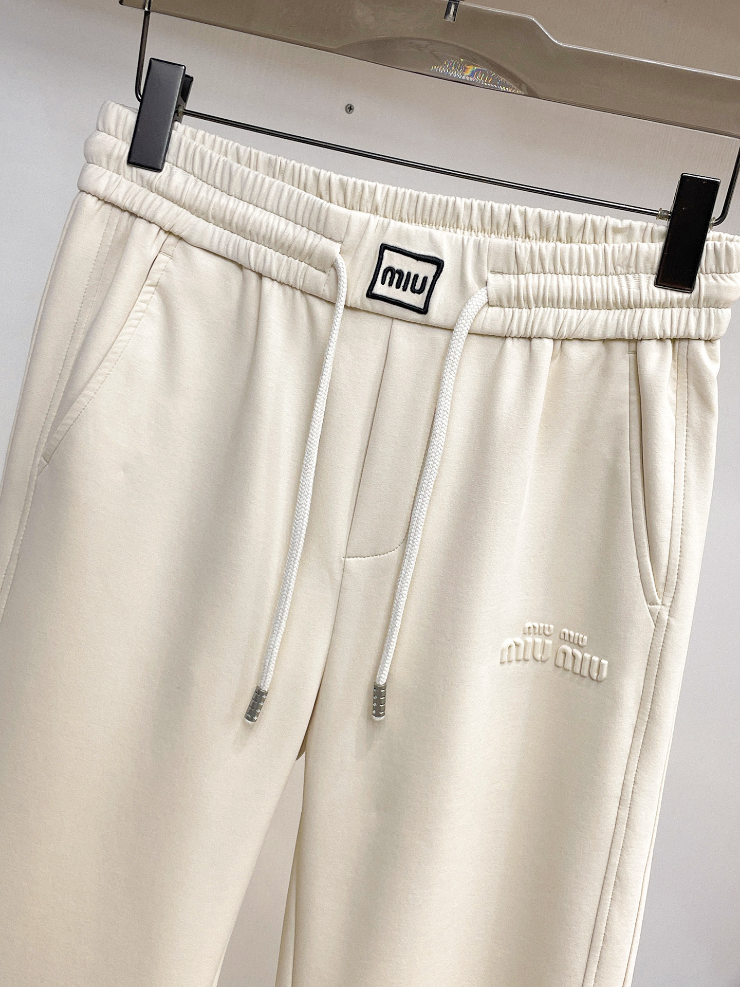MIU 顶级货品🐮 🆕2026春夏新款休闲裤！官网同步发售。品牌经典LOGO休闲裤 ，定制面料，舒适度极