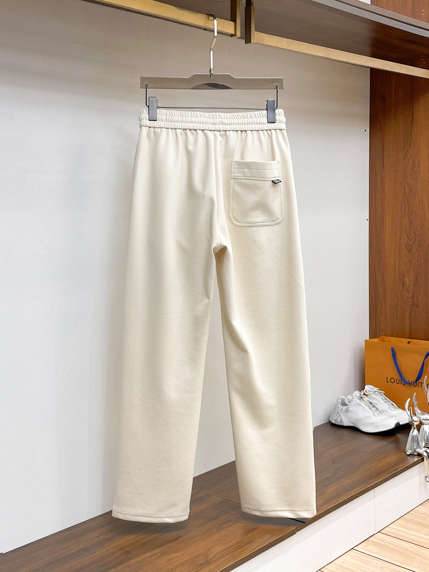 MIU 顶级货品🐮 🆕2026春夏新款休闲裤！官网同步发售。品牌经典LOGO休闲裤 ，定制面料，舒适度极